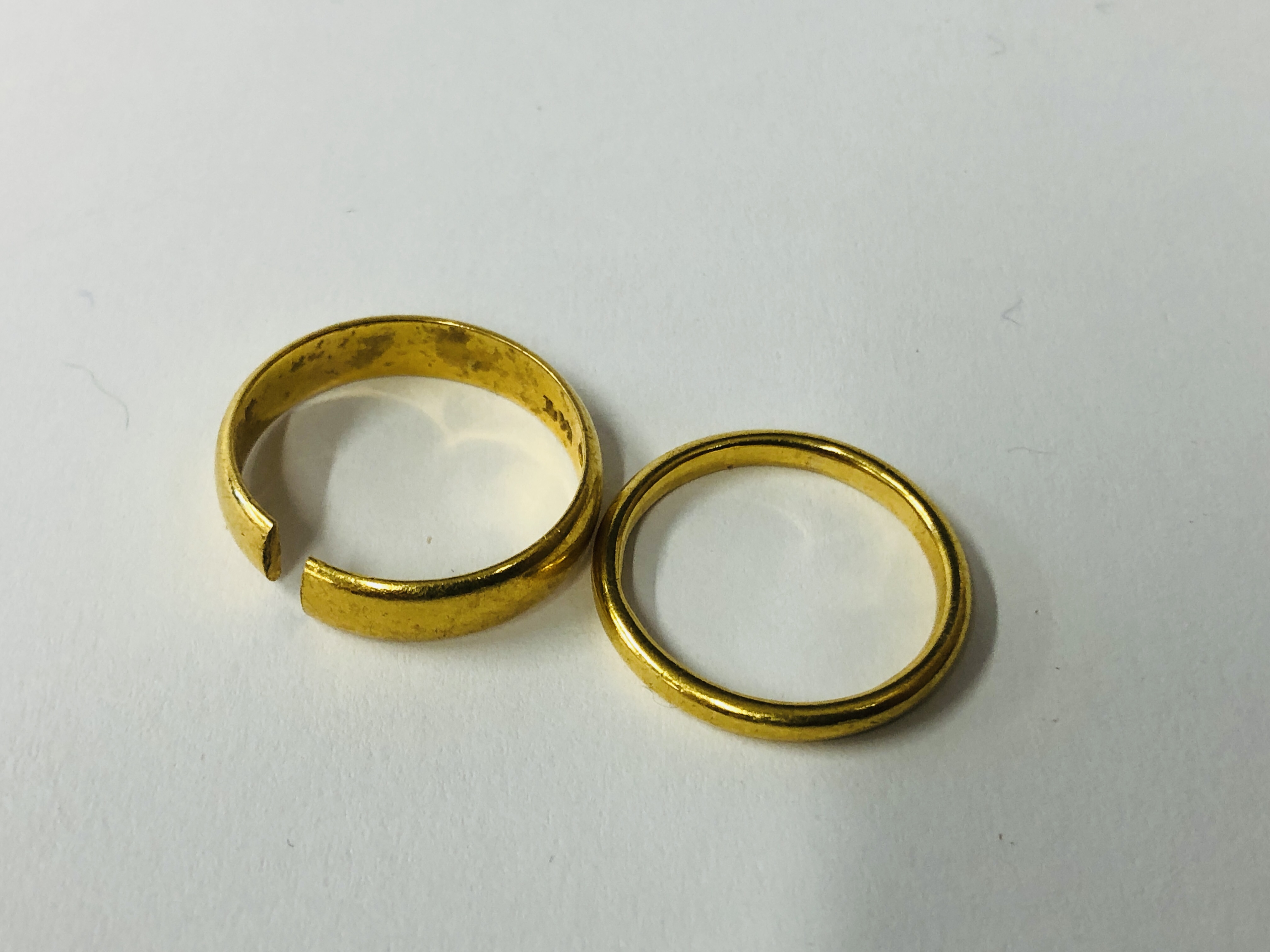 A LADIES 22CT GOLD WEDDING BAND AND A FURTHER 22CT GOLD WEDDING BAND (CUT). - Image 4 of 9