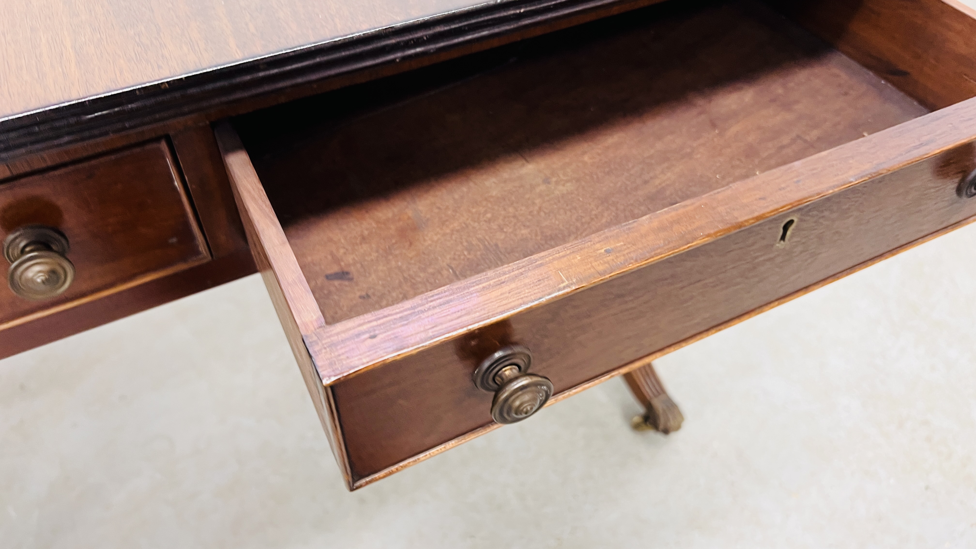 A REPRODUCTION REGENCY MAHOGANY SOFA TABLE WITH TWO FRIEZE DRAWERS. - Image 9 of 10