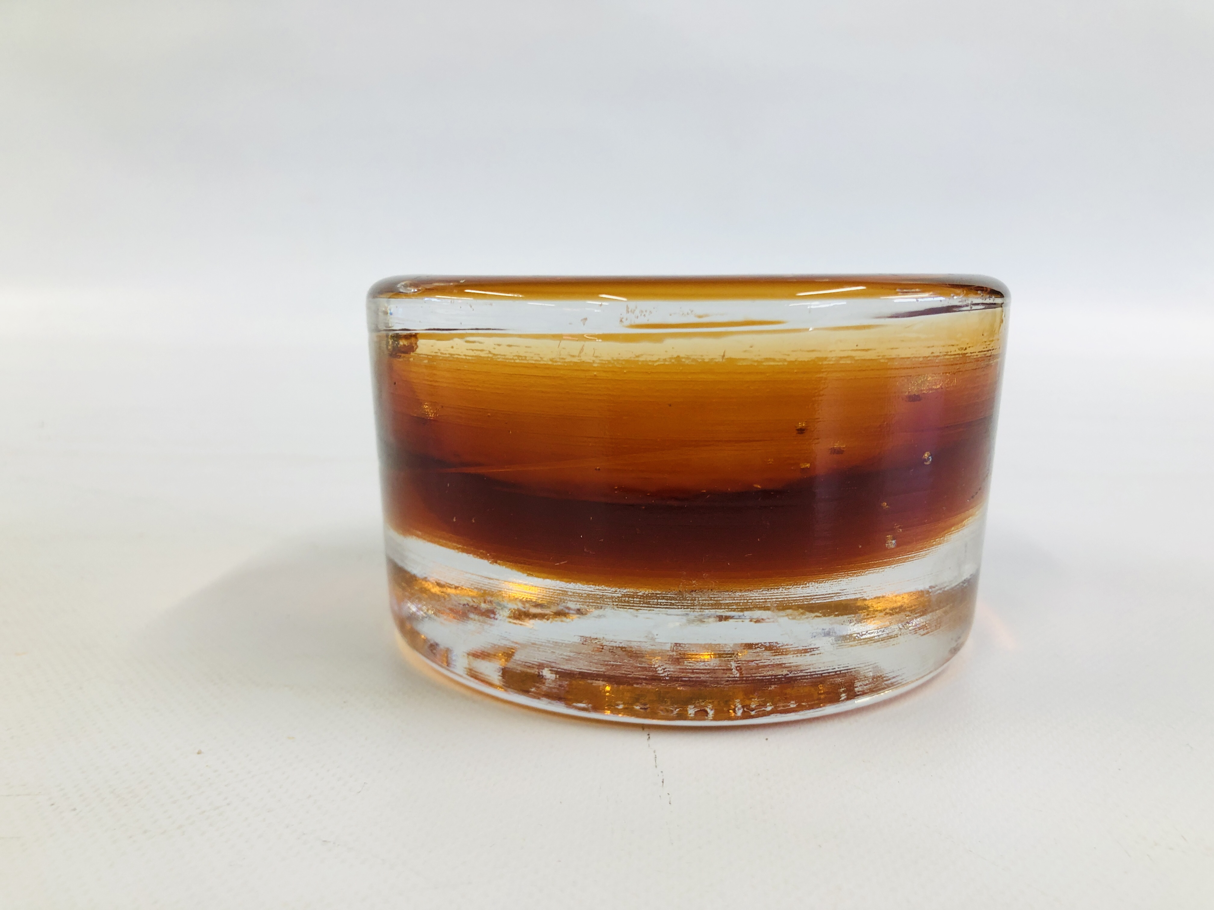 LARGE AMBER GLASS PAPERWEIGHT "MAYFLOWER 1620-1970" IN THE WEDGWOOD STYLE. - Image 2 of 3