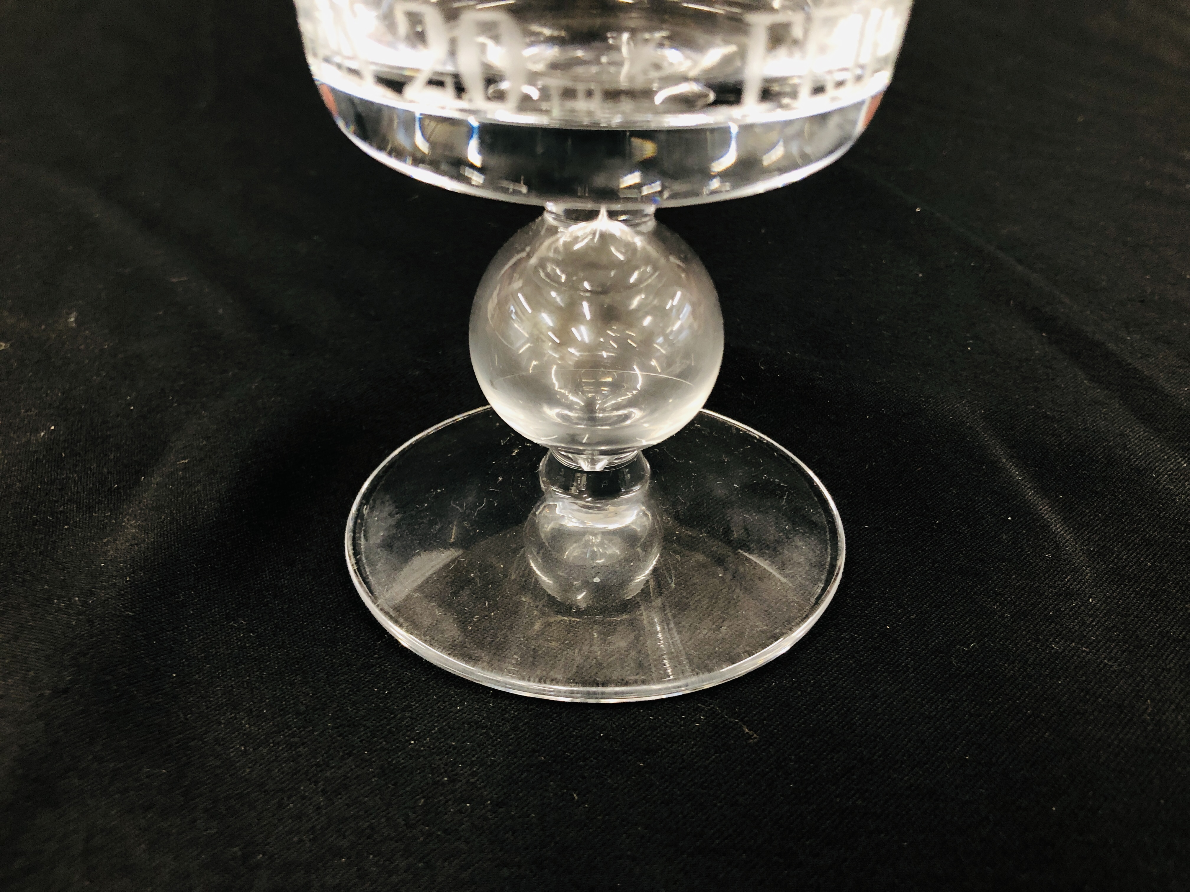 A GLASS GOBLET ENGRAVED AQUARIUS AND ANOTHER WITH MONOGRAM R & E 1968 APPROX 17CM H. - Image 5 of 9