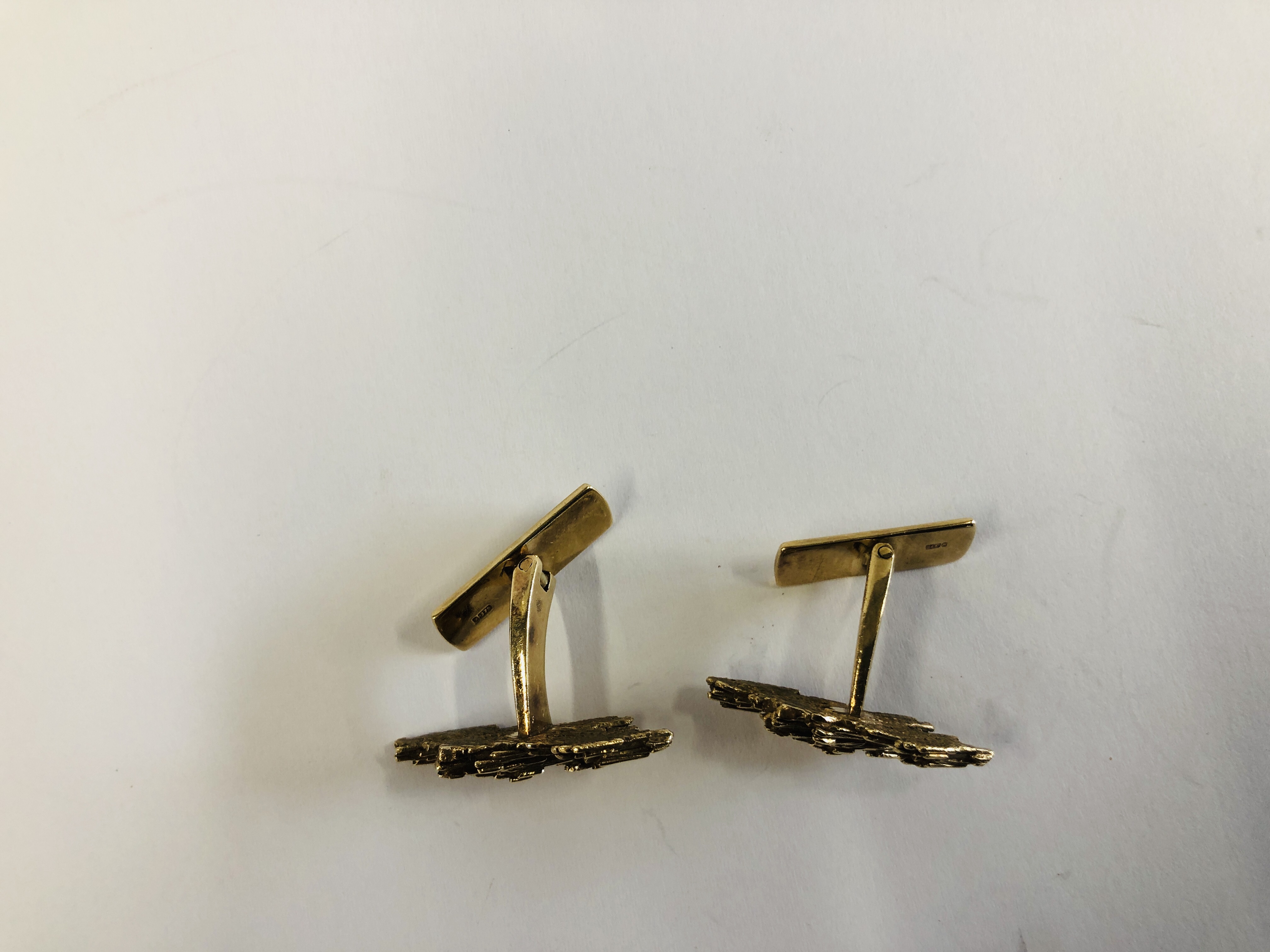 A PAIR OF 9CT GOLD CUFF LINKS OF BARK DESIGN BY C J LTD. - Image 4 of 6