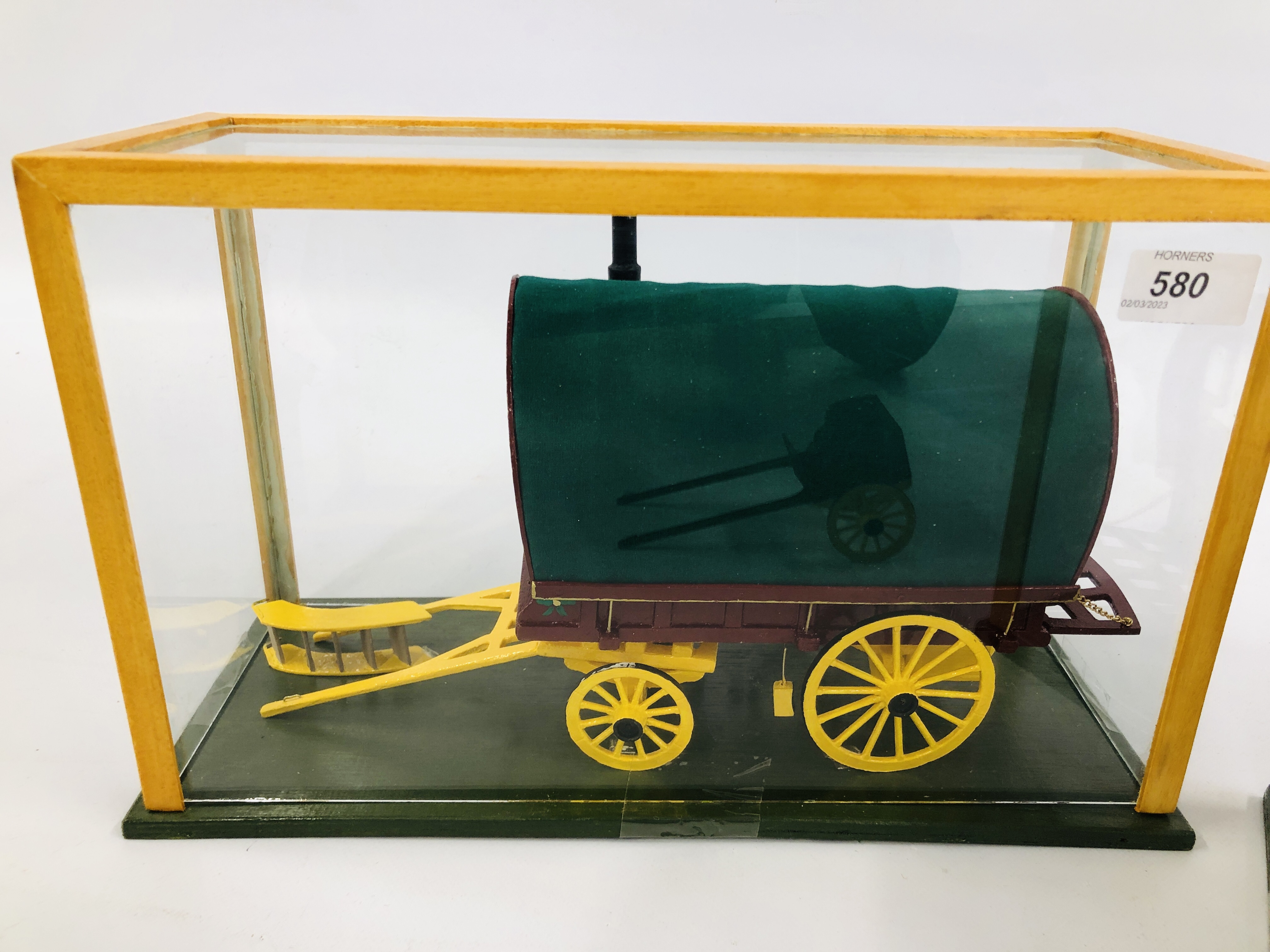 TWO WOODEN SCRATCH BUILT TRADITIONAL CARAVANS IN GLASS DISPLAY CASES ALONG WITH A FURTHER WOODEN - Image 5 of 6