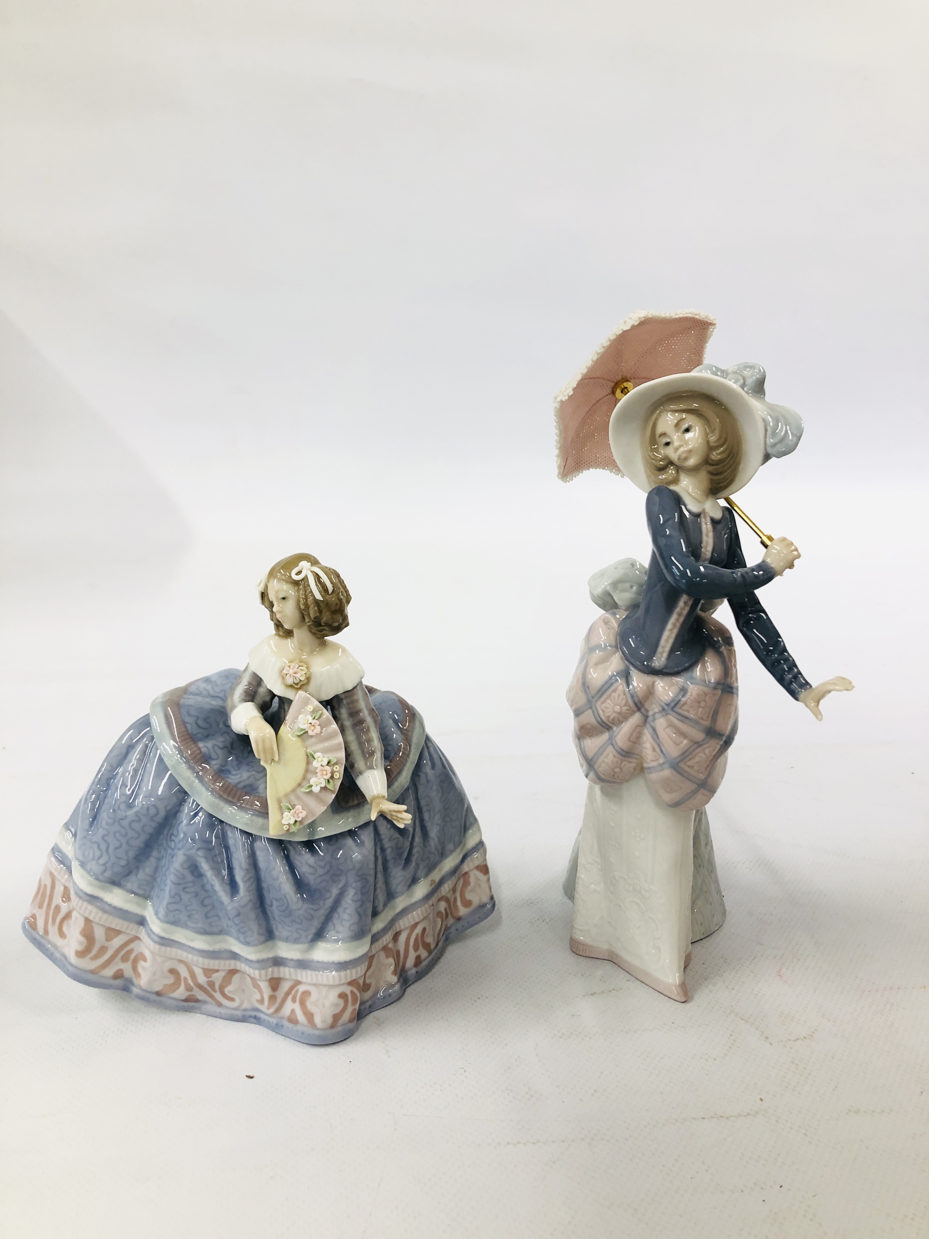 2 X "NAO" FIGURES AND 1 X "PORTMEIRION" CAKE STAND.