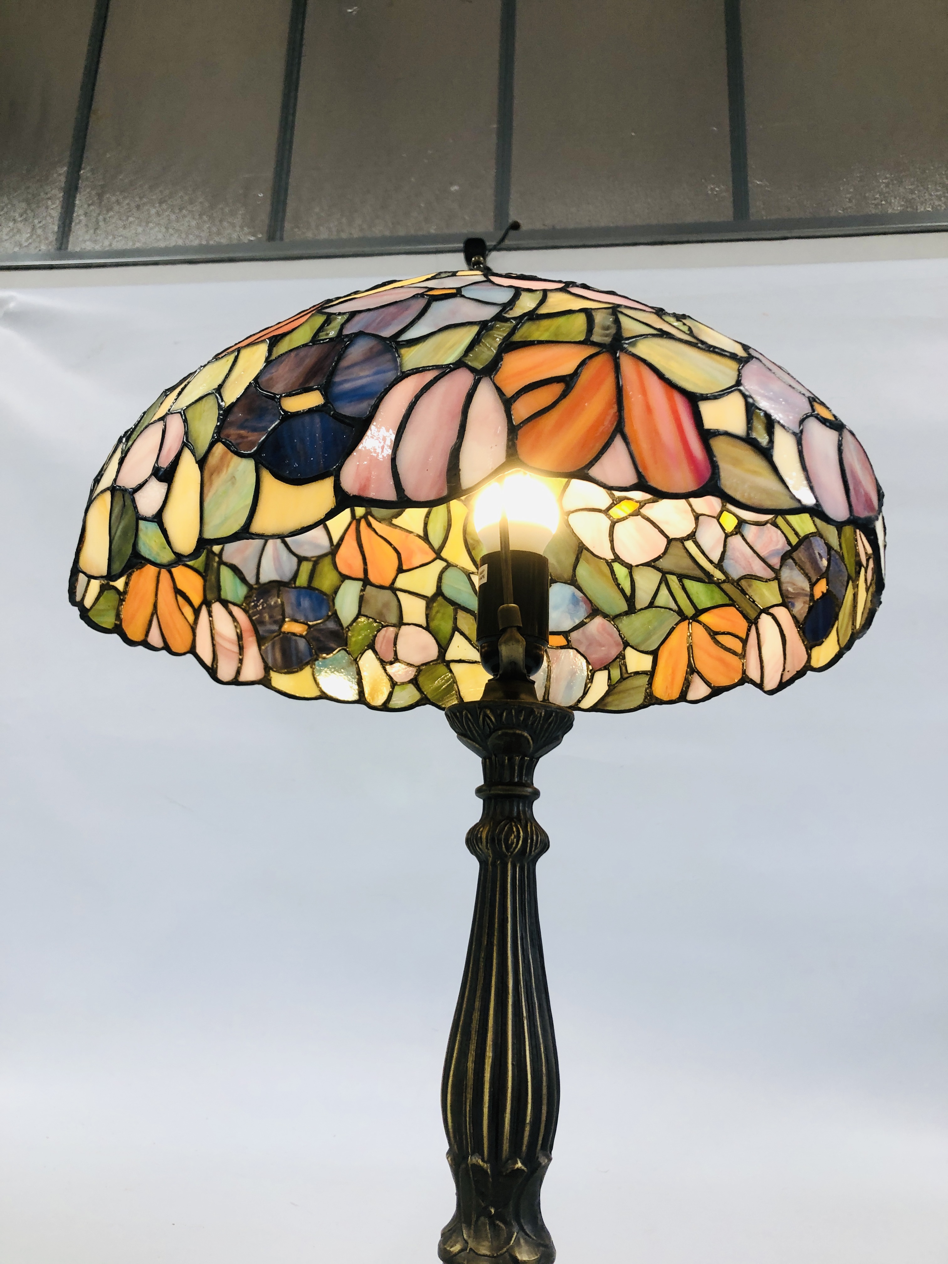 A REPRODUCTION TIFFANY INSPIRED STAINED GLASS TABLE LAMP AND SHADE - SOLD AS SEEN. - Image 8 of 8