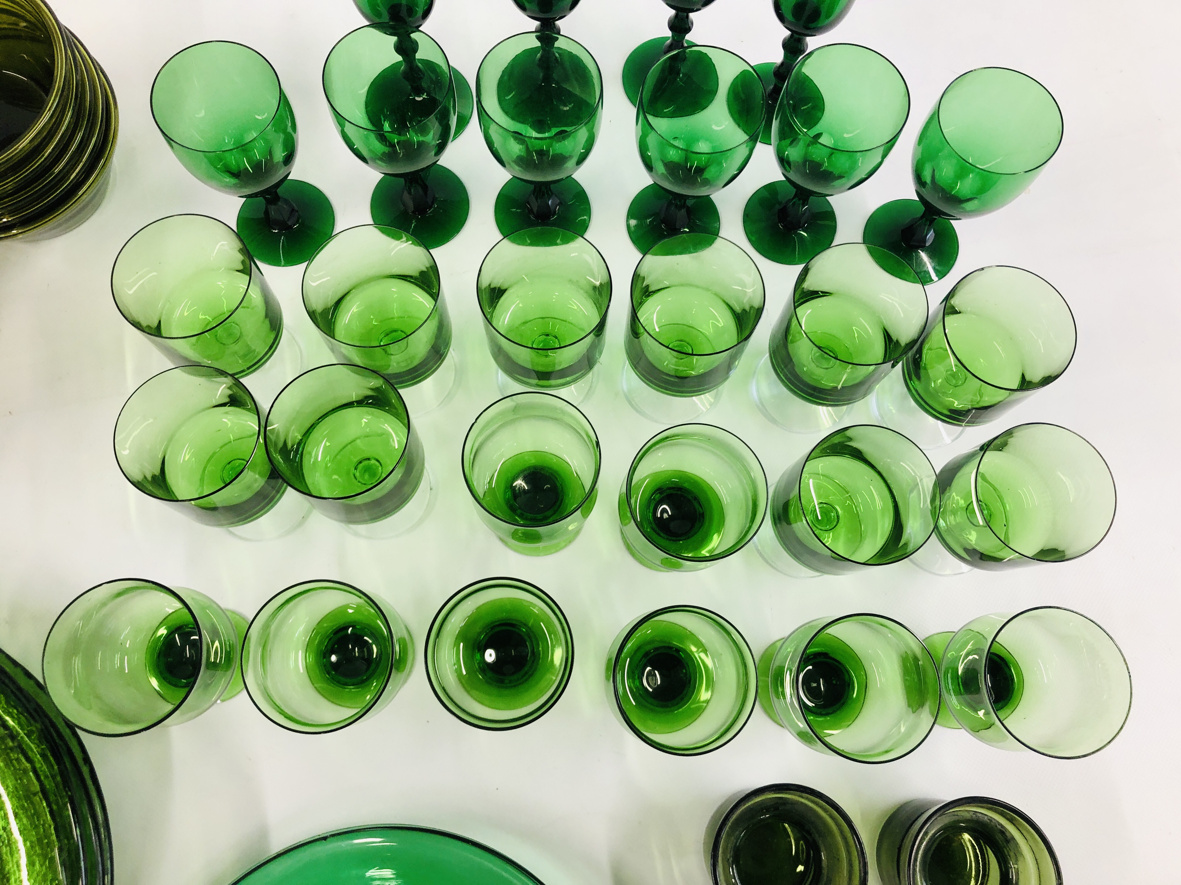 AN EXTENSIVE COLLECTION OF ASSORTED GREEN GLASSWARE TO INCLUDE STUDIO PLATES AND DRINKING GLASSES - Image 15 of 16