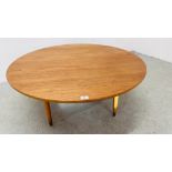 A TEAK CIRCULAR COFFEE TABLE, 101CM DIAMETER.