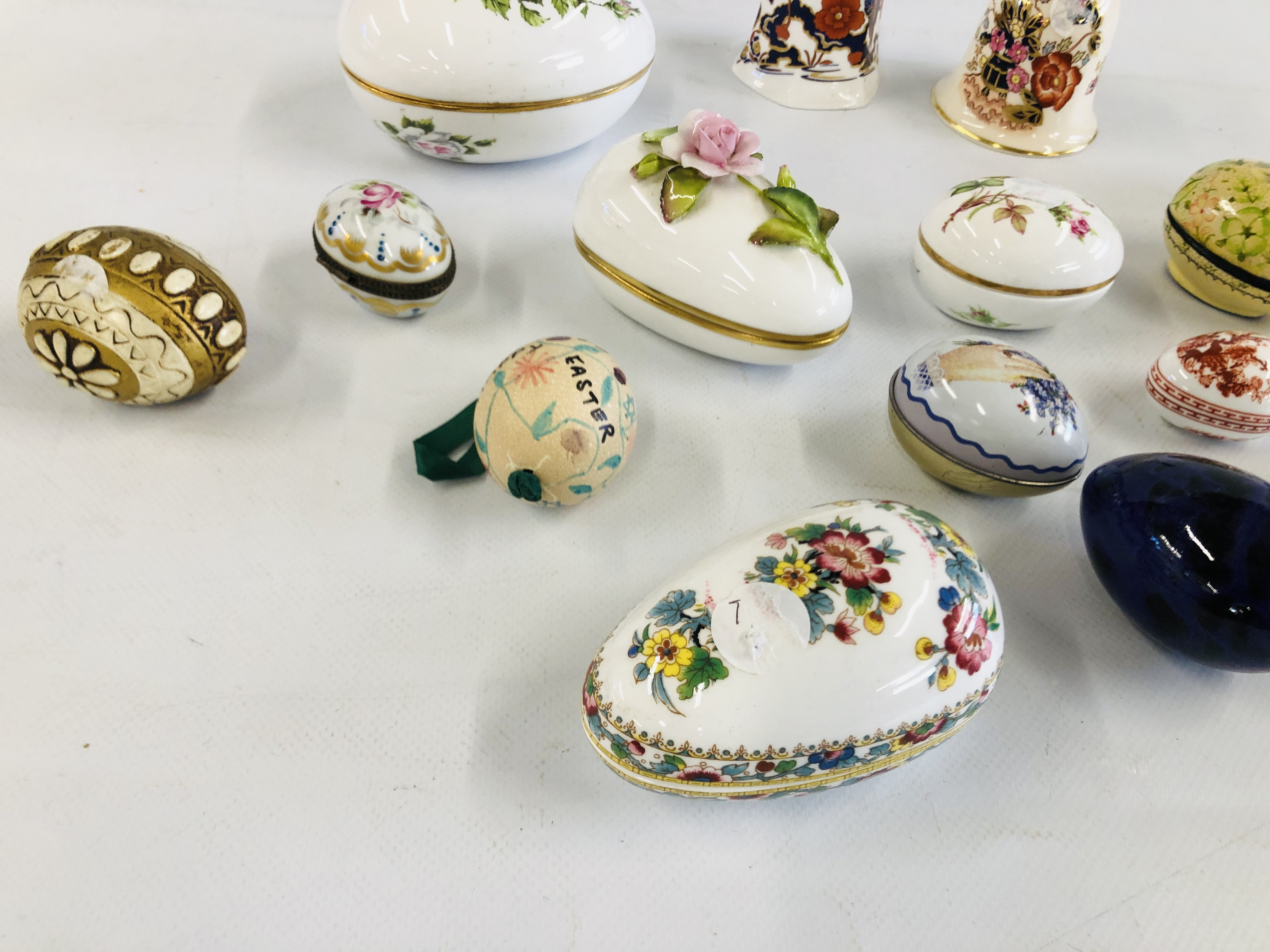 A COLLECTION OF TRINKET BOXES IN THE FORM OF EGGS TO INCLUDE LIMOGES EXAMPLES. - Image 6 of 6