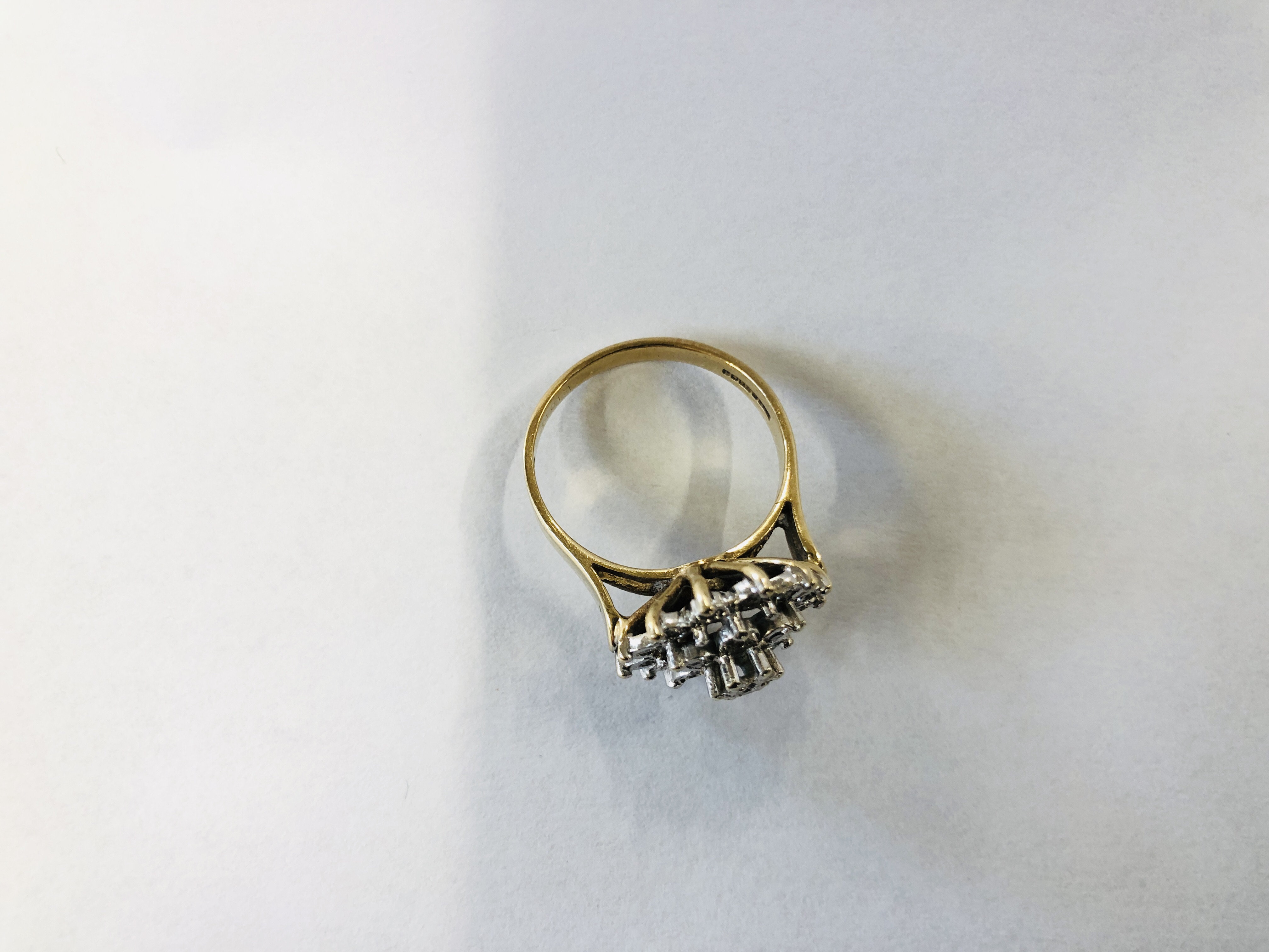 A 9CT GOLD DIAMOND CLUSTER RING - Image 5 of 8