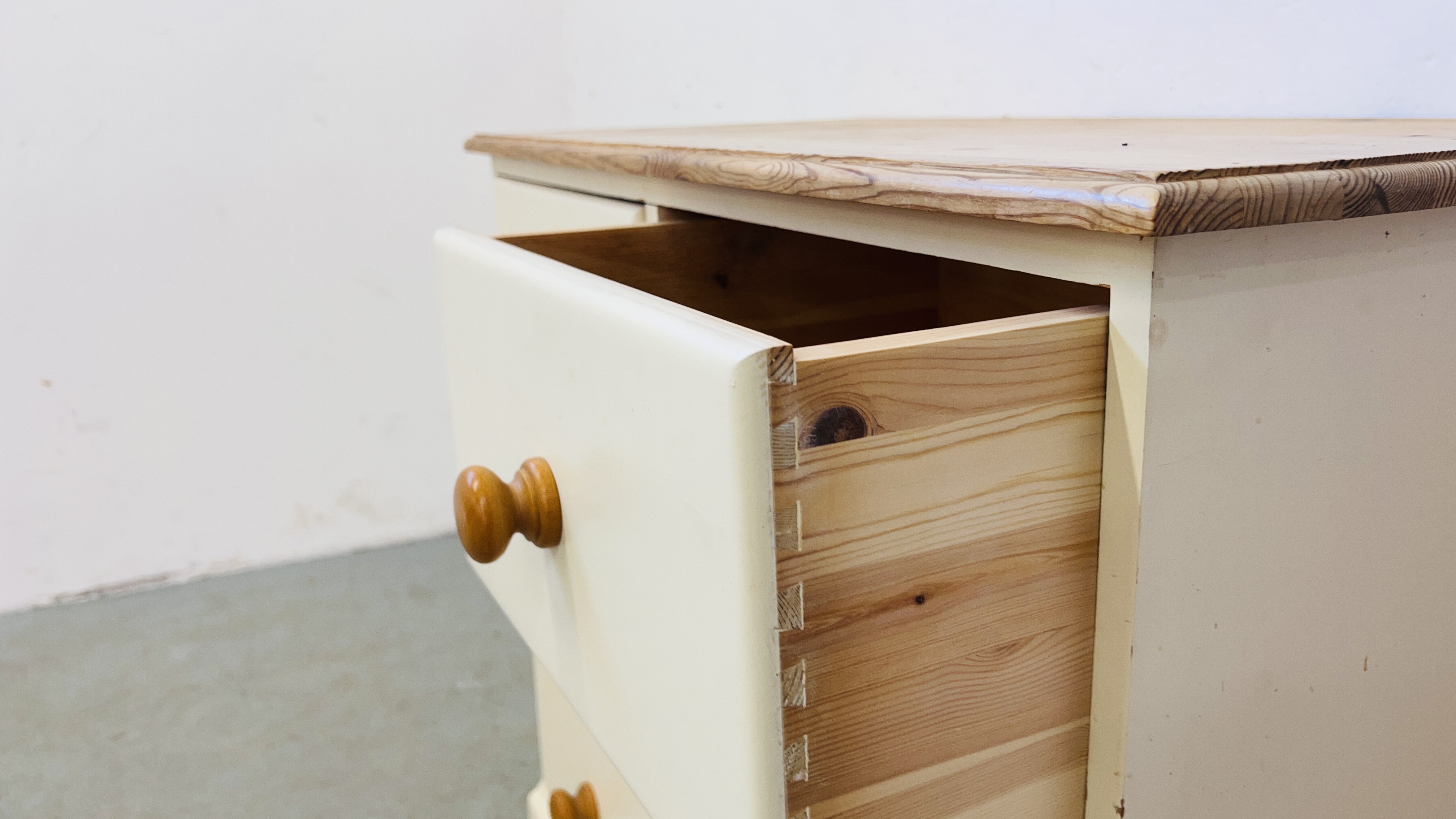 A CREAM FINISH PINE 2 OVER 2 CHEST OF DRAWERS. - Image 7 of 7