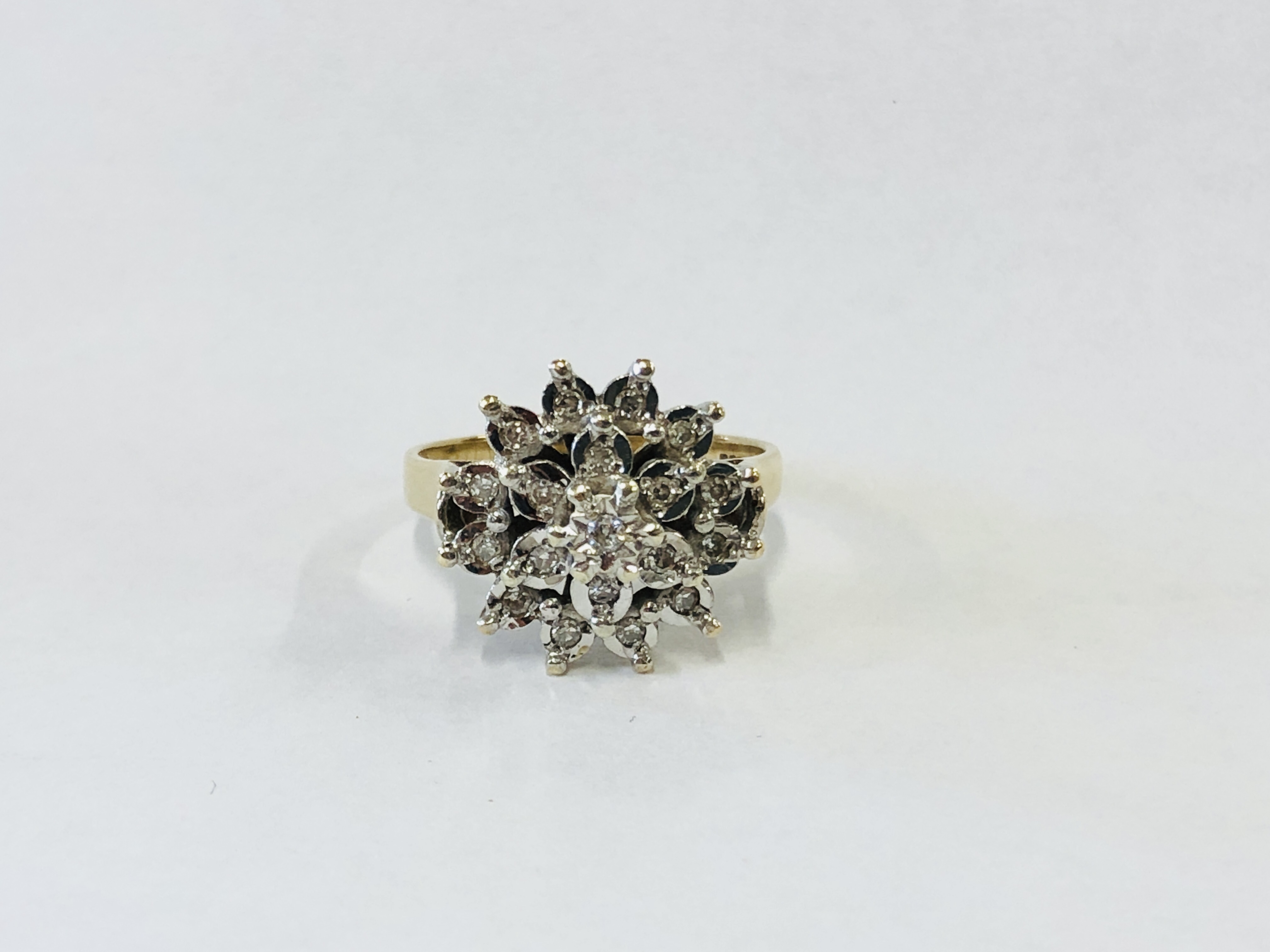 A 9CT GOLD DIAMOND CLUSTER RING - Image 3 of 8