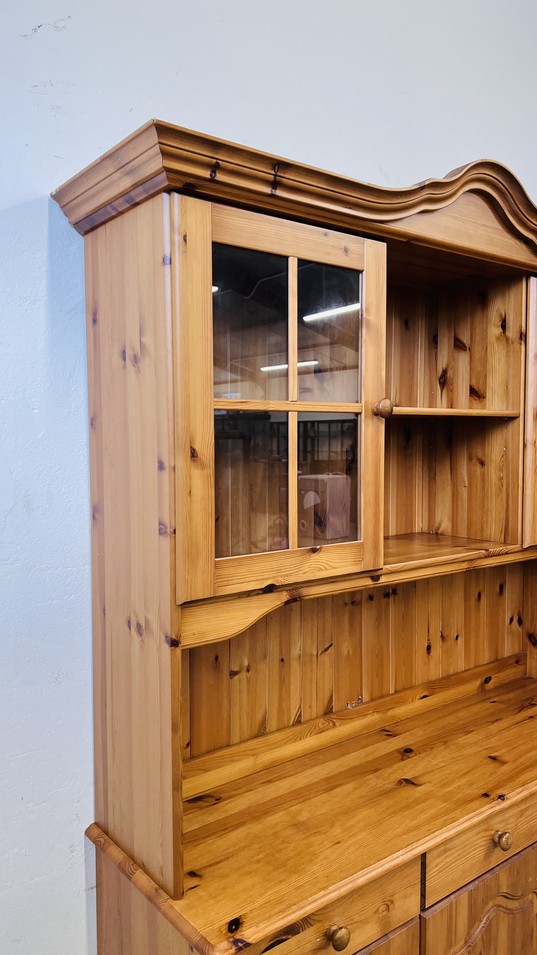 A HONEY PINE TRADITIONAL GLAZED TOP COUNTRY DRESSER, W 130CM, D 40CM, H 184CM. - Image 8 of 12