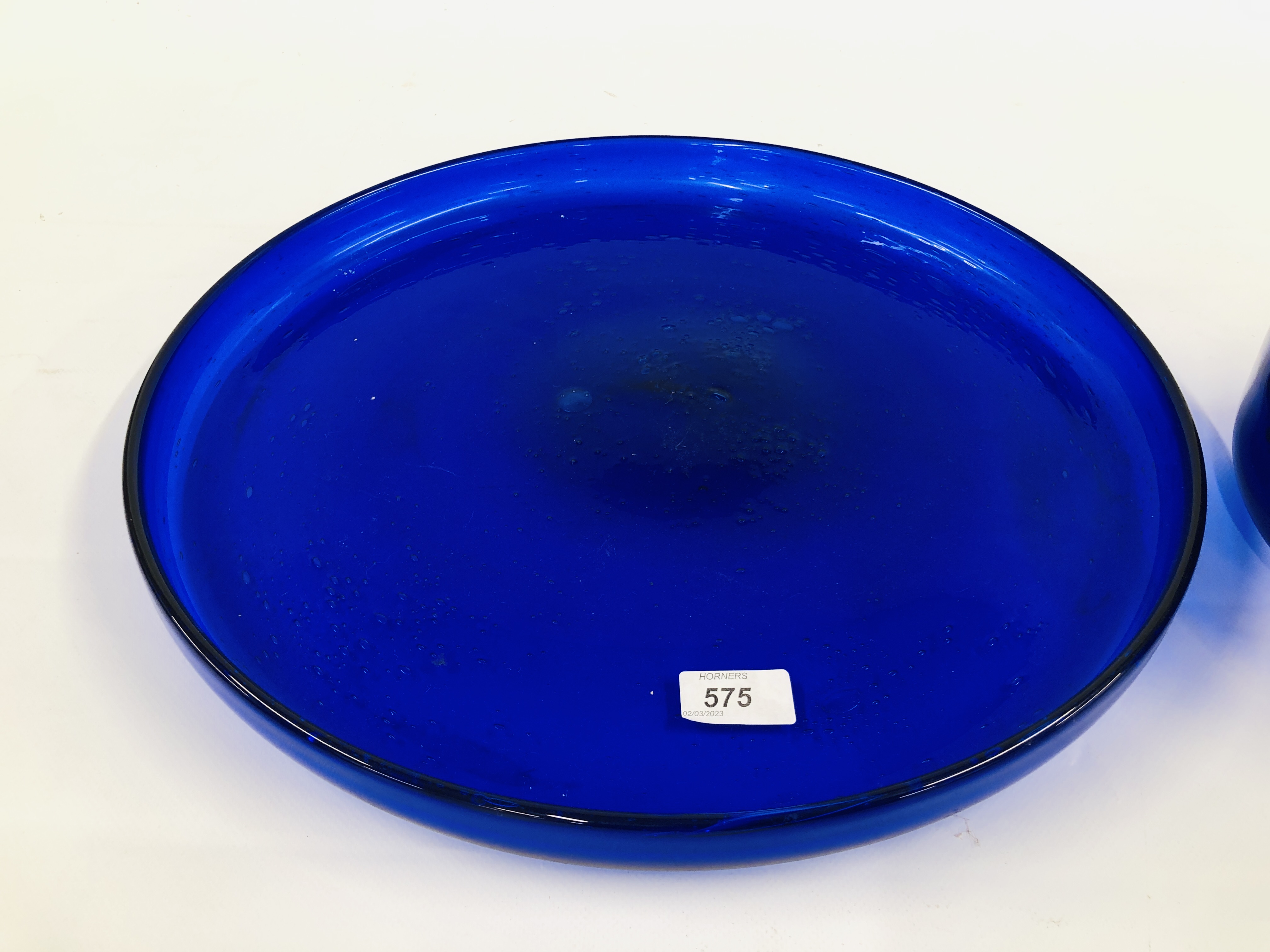 A LARGE BLUE STUDIO ART GLASS CIRCULAR TRAY DIAMETER 43. - Image 4 of 5