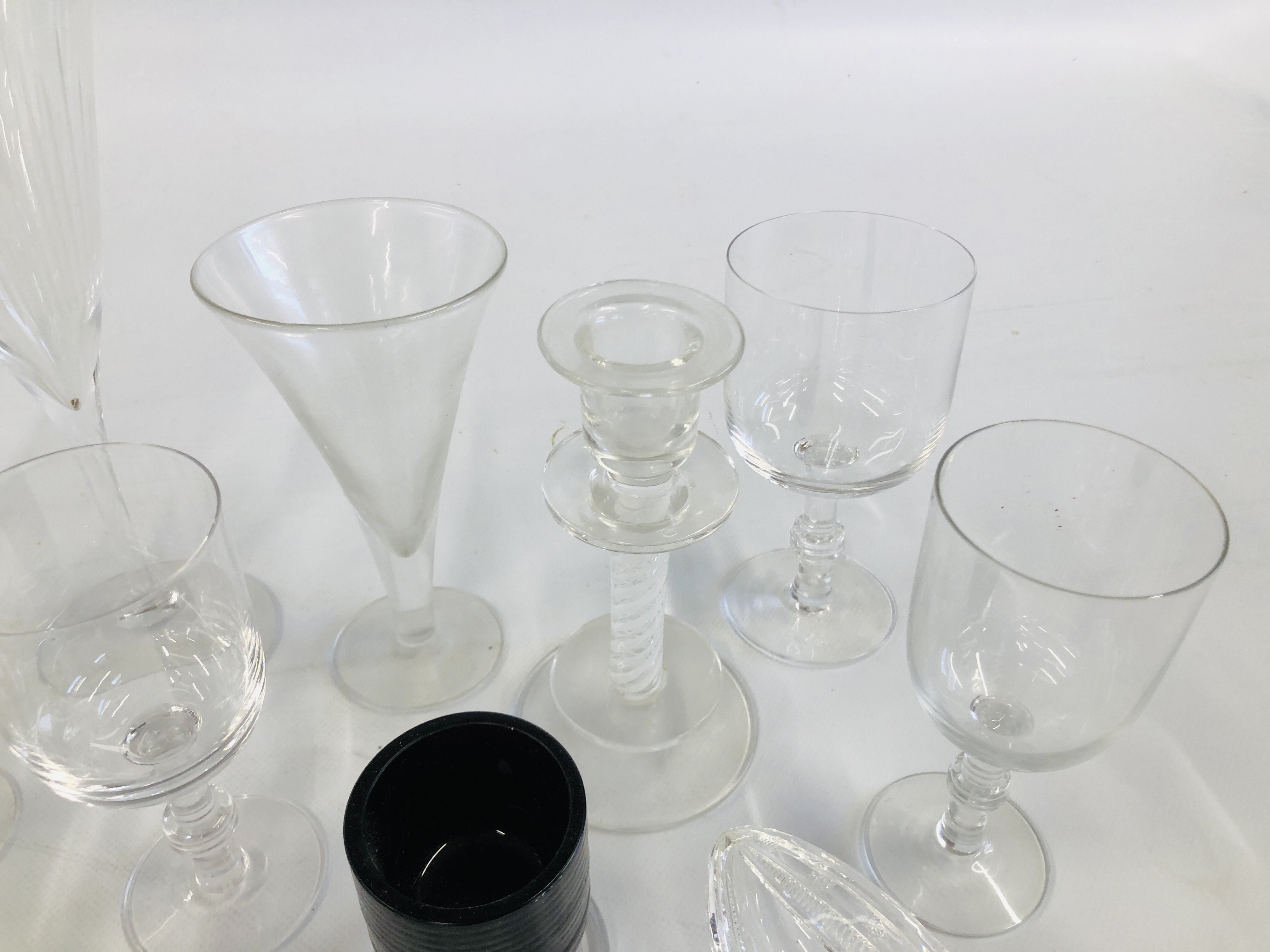 A COLLECTION OF VINTAGE AND MODERN GLASSWARE TO INCLUDE GLASSES MARKED LANGHAM AND SOME AIR TWIST - Image 3 of 8