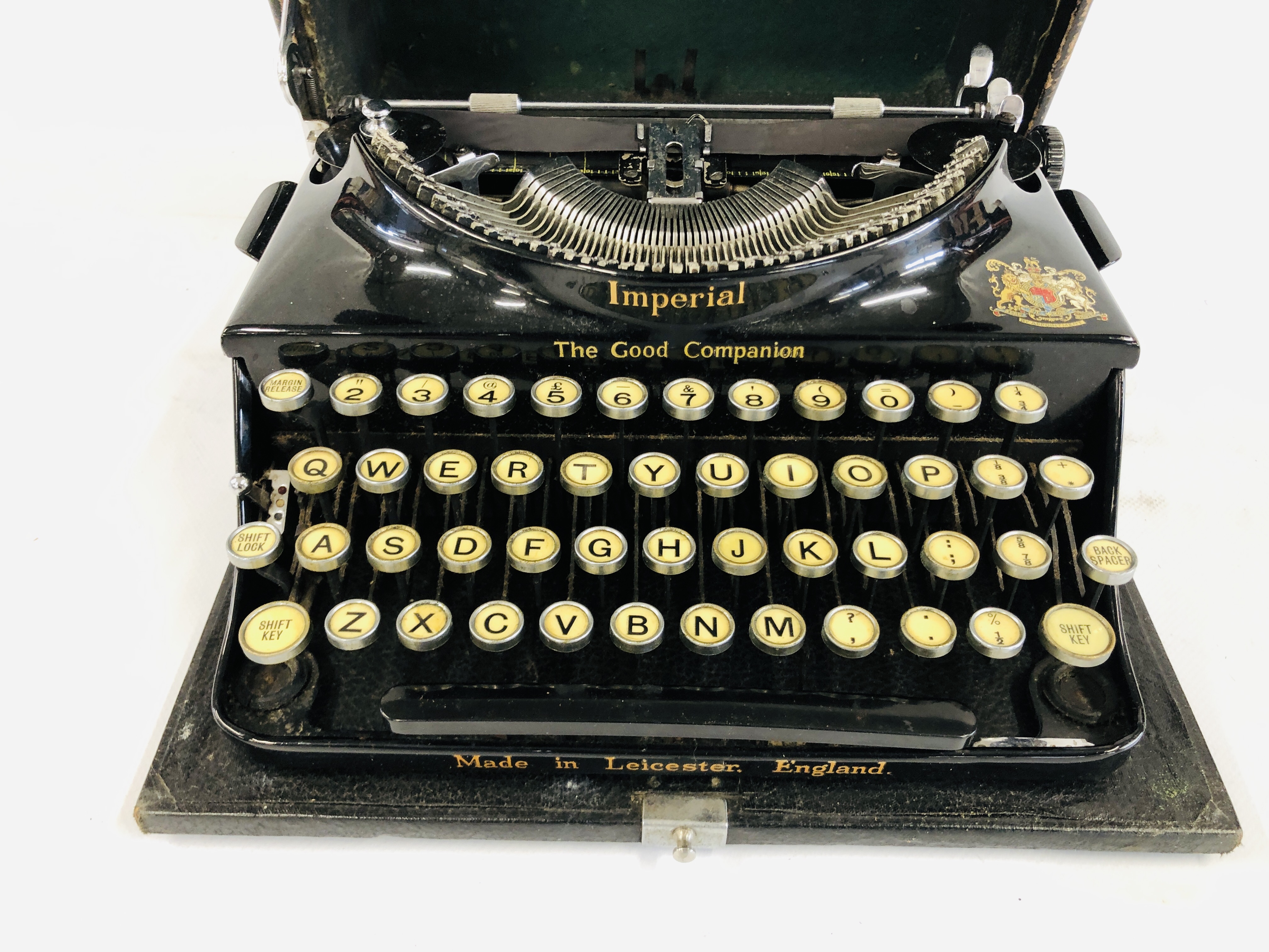 A VINTAGE IMPERIAL TYPEWRITER IN CASE. - Image 2 of 4