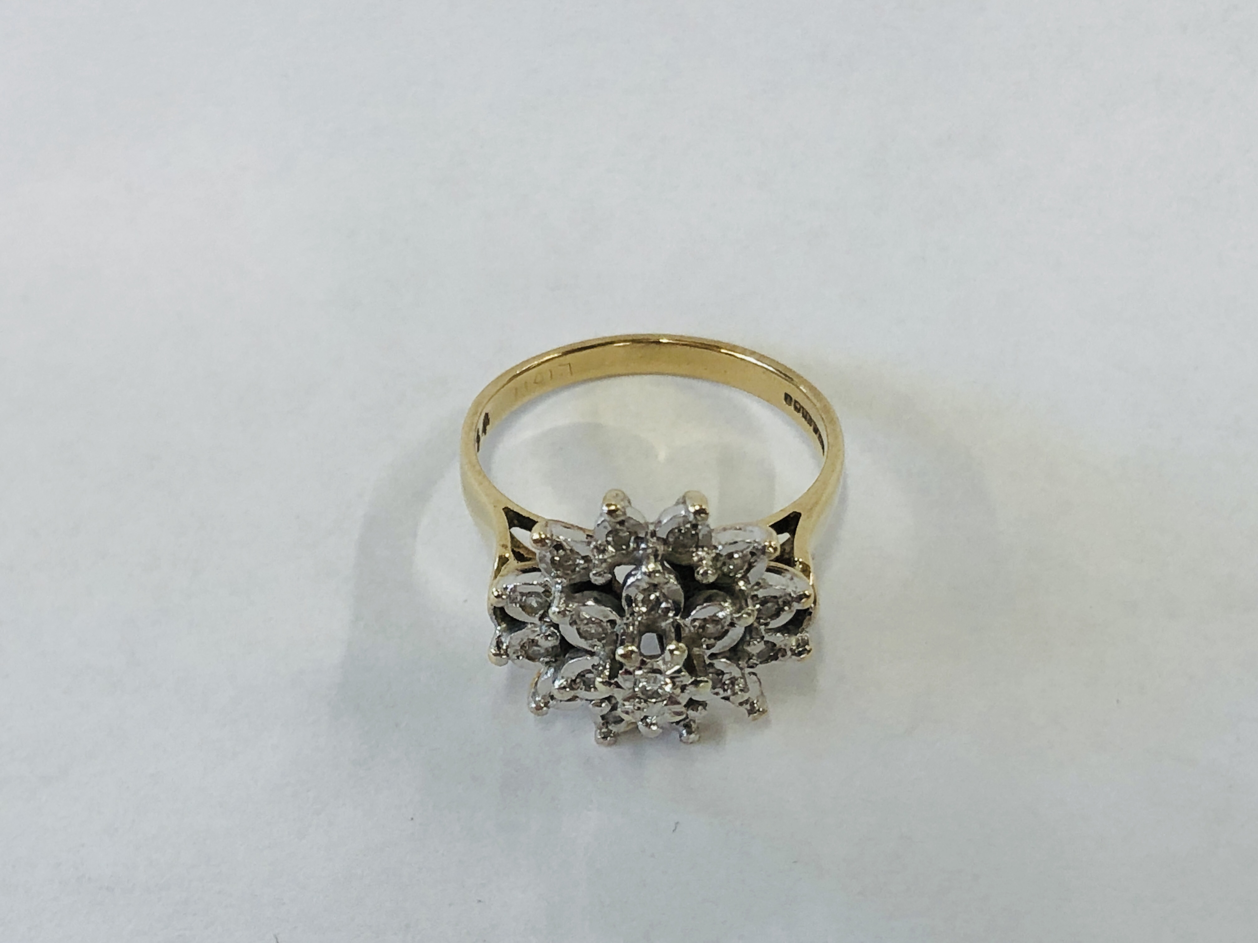 A 9CT GOLD DIAMOND CLUSTER RING - Image 4 of 8