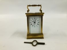 A FRENCH BRASS CARRIAGE CLOCK AND KEY MARKED L'EPEE (KNOB TO RESERVE MISSING).