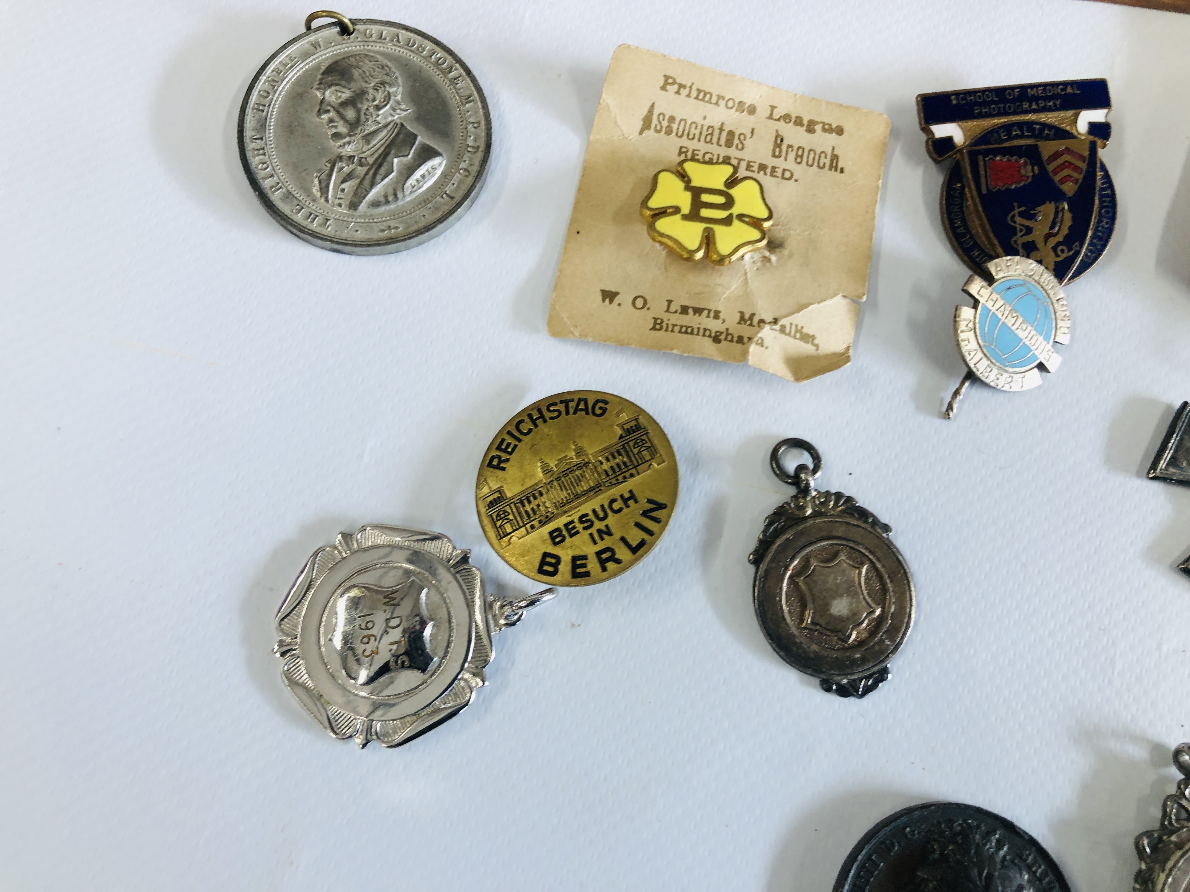 A GROUP OF MEDALS AND COINS TO INCLUDE ROYAL PHOTOGRAPHIC SOCIETY - Image 6 of 7