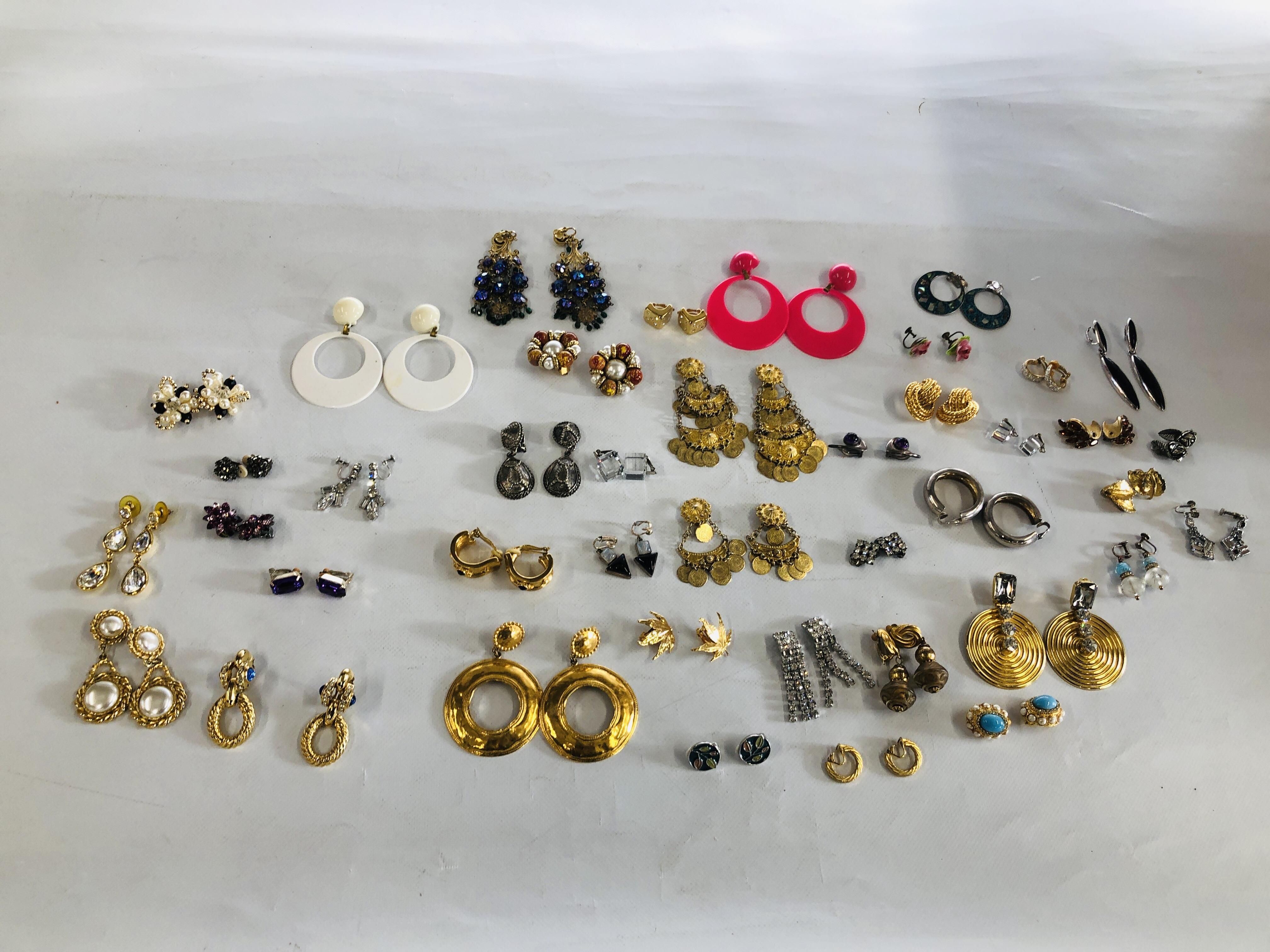 40 PAIRS OF VARIOUS CLIP ON COSTUME JEWELLERY EARRINGS.