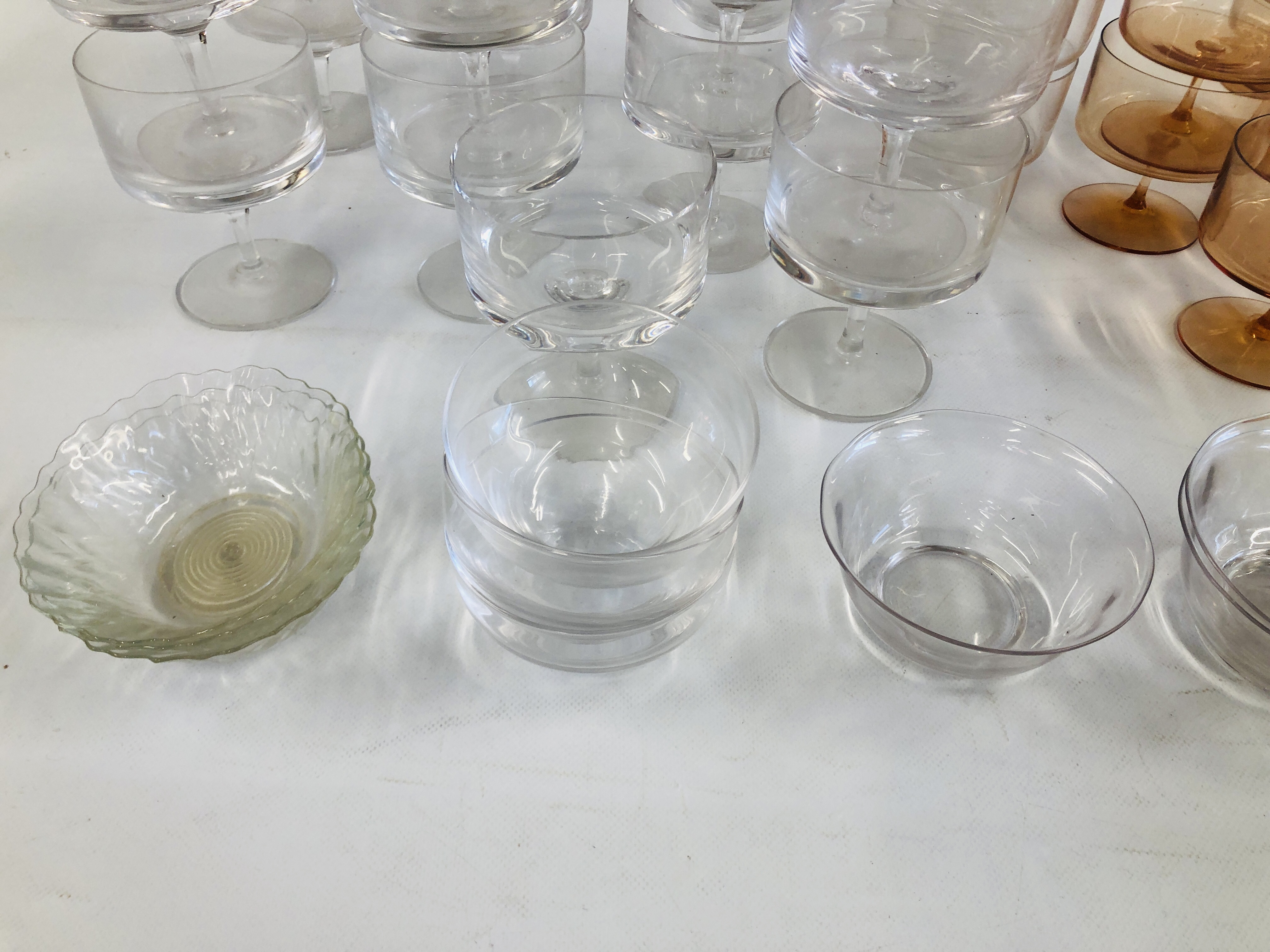 A LARGE GROUP OF ASSORTED GOOD QUALITY GLASS SUNDAE DISHES TO INCLUDE COLOURED EXAMPLES IN THE - Image 6 of 7