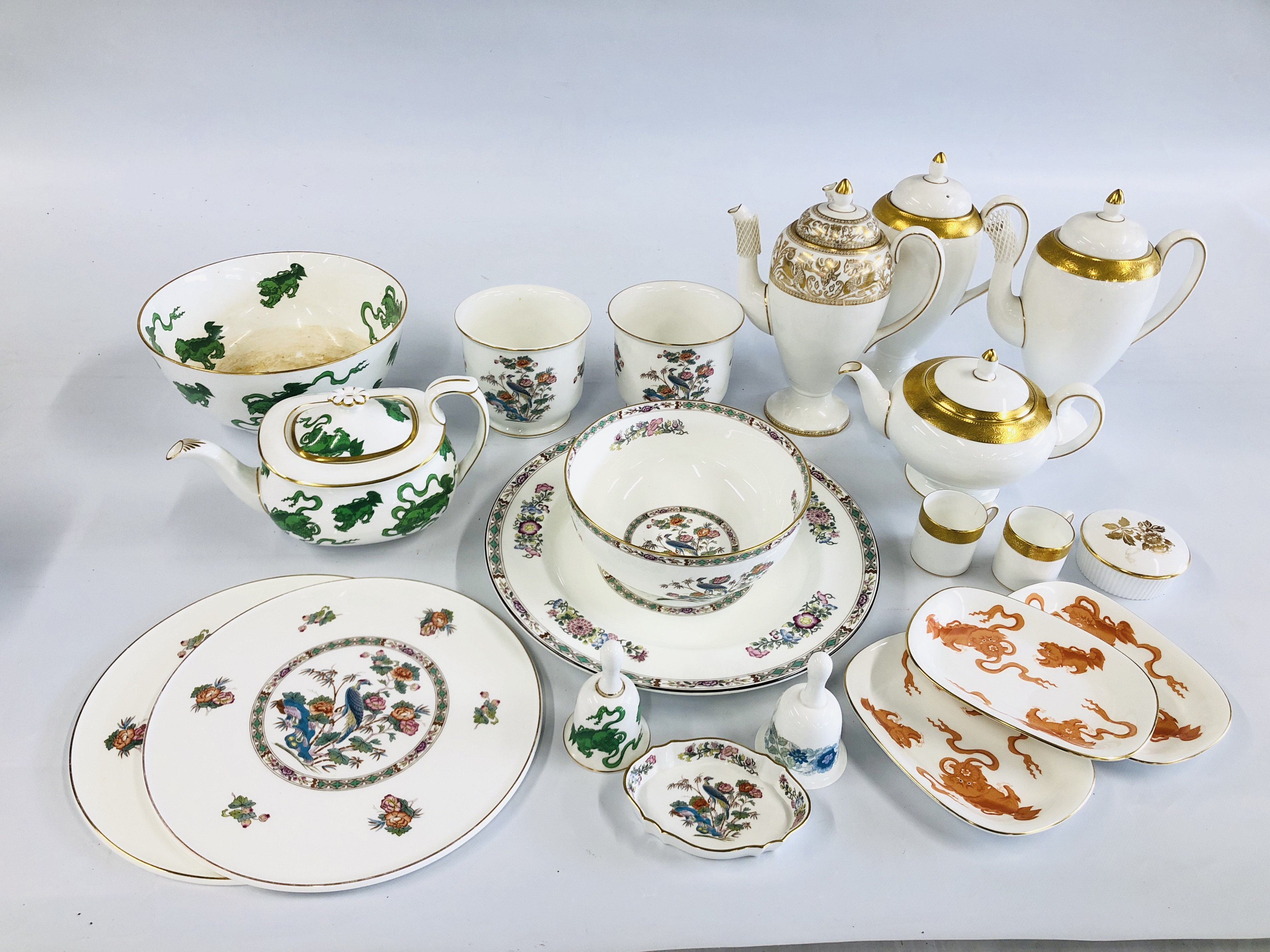 A COLLECTION OF "WEDGEWOOD" KUTANI CRANE CHINA TO INCLUDE A PAIR OF POTS, SERVING PLATE,