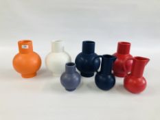 A COLLECTION OF 7 RAAWII 20TH CENTURY POTTERY VASES AND JUGS IN RED, BLUE,