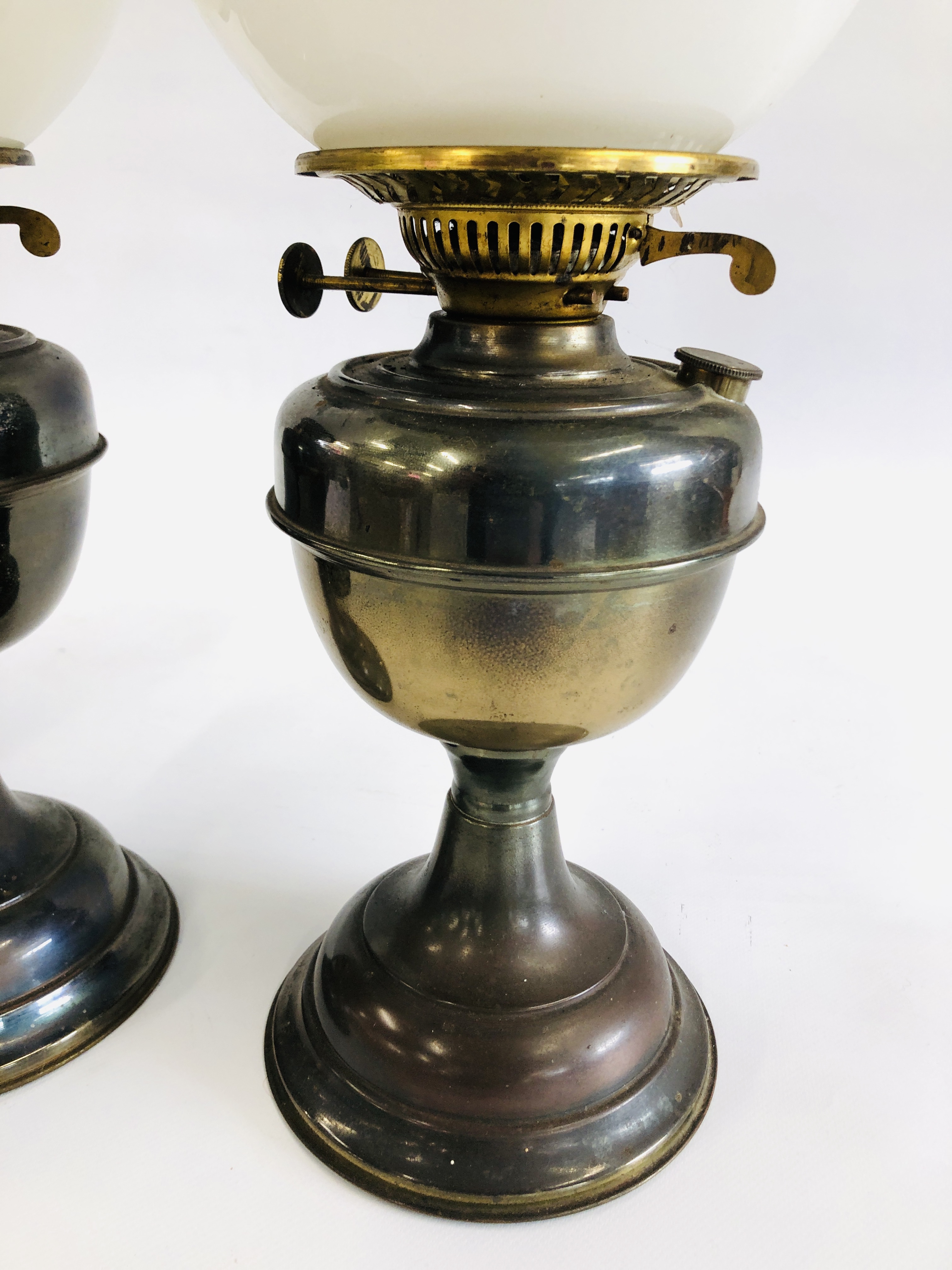 A GROUP OF 3 VINTAGE BRASS OIL LAMPS WITH CLEAR GLASS FUNNELS AND TWO WHITE GLASS SHADES - Image 2 of 7