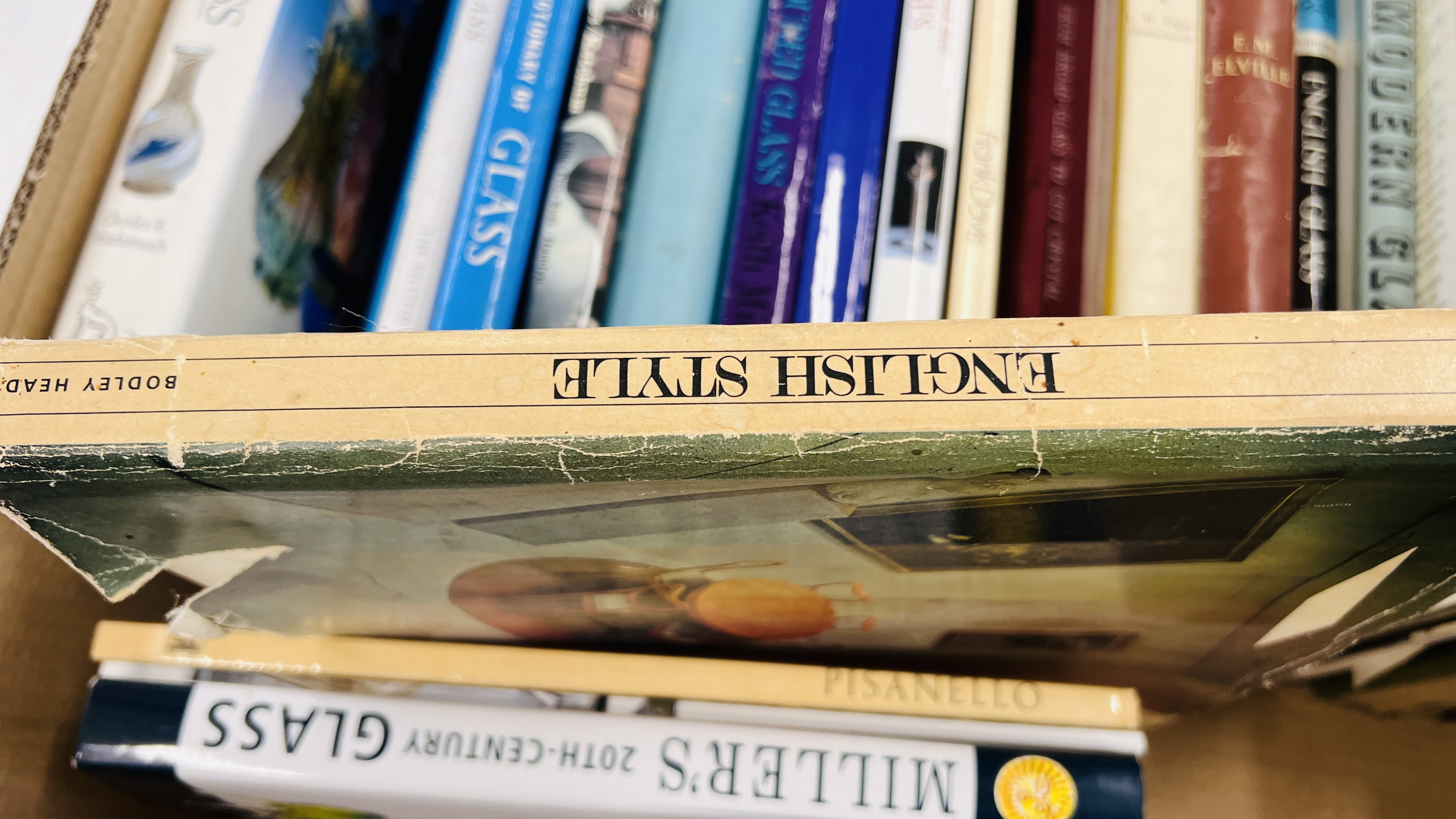 BOX CONTAINING GLASS REFERENCE AND DESIGN BOOKS TO INCLUDE SUSAN TOBIN - WEDGWOOD GLASS, - Image 12 of 12