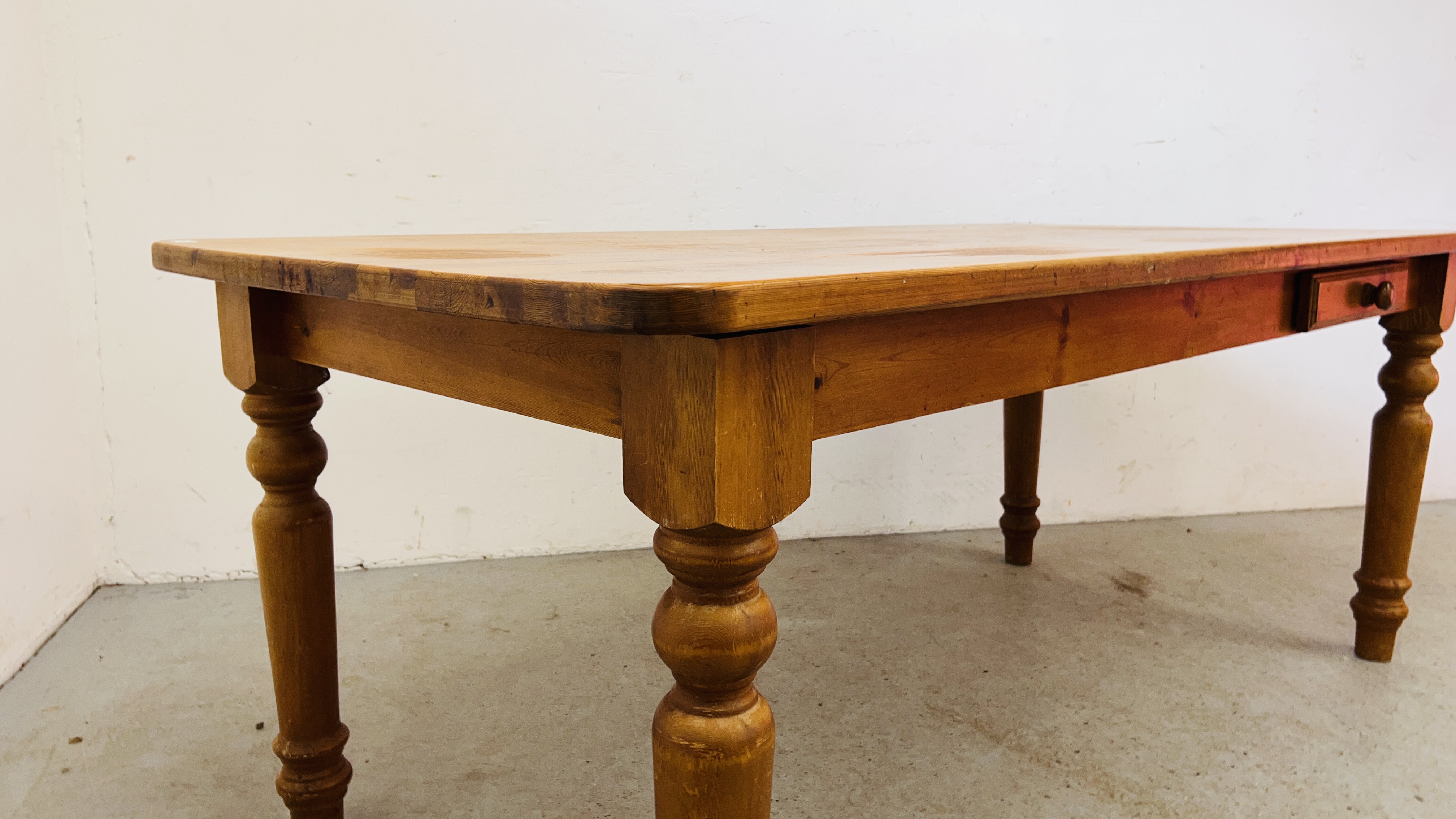 A WAXED PINE KITCHEN TABLE ON TURNED LEGS. - Image 3 of 8