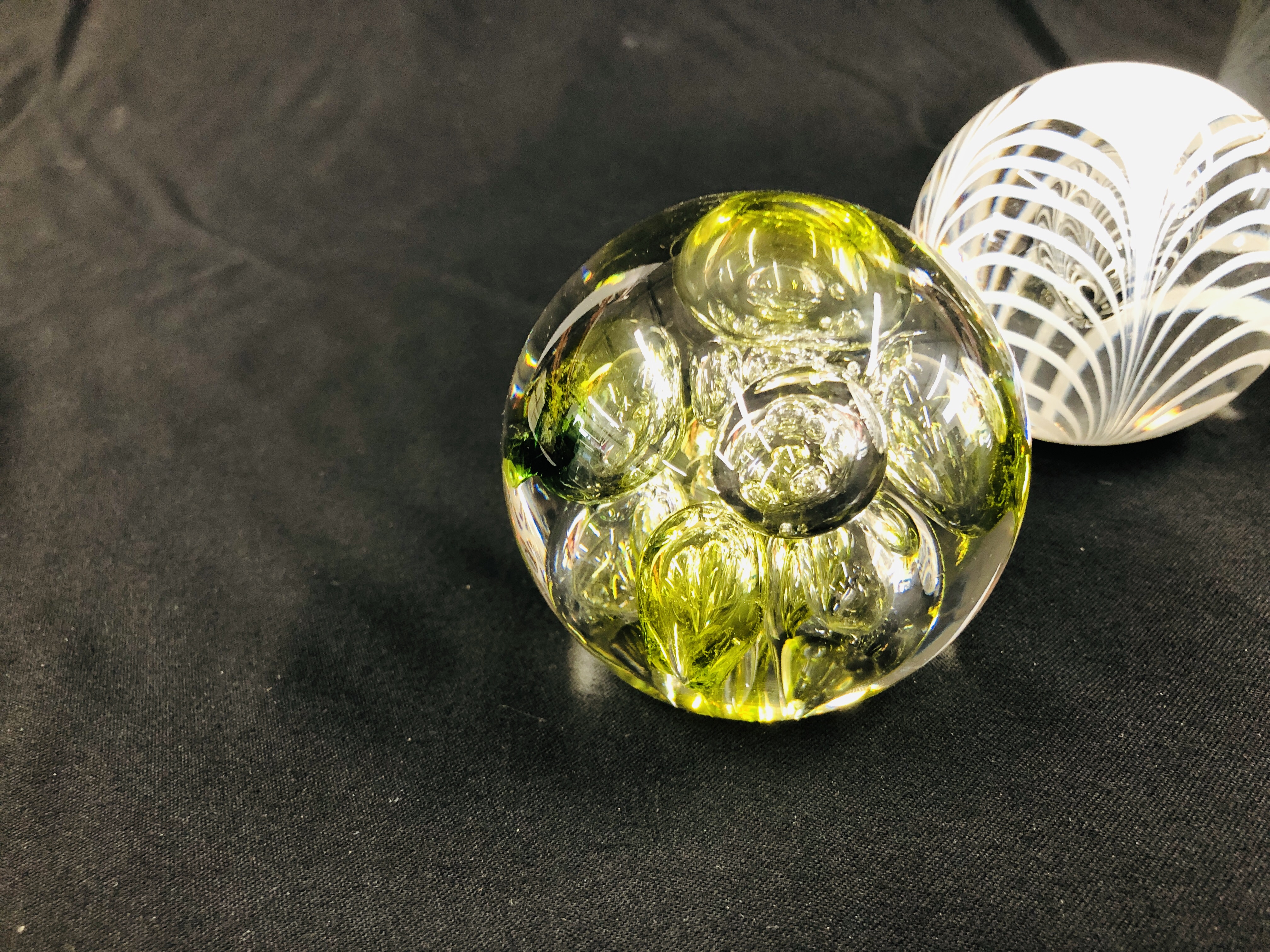 A GROUP OF 5 ART GLASS PAPERWEIGHTS TO INCLUDE LANGHAM AND A CONICAL EXAMPLE. - Image 6 of 8