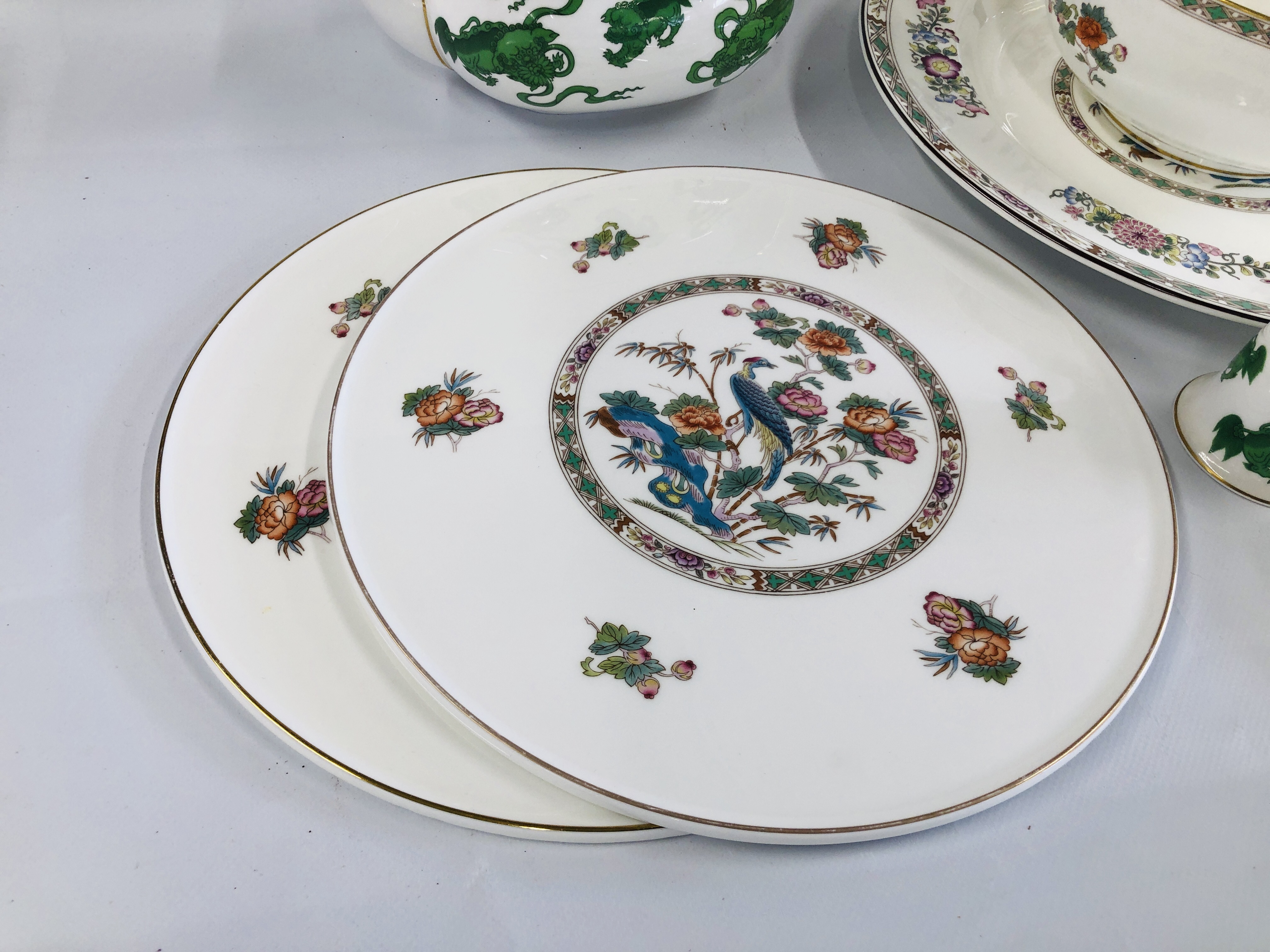 A COLLECTION OF "WEDGEWOOD" KUTANI CRANE CHINA TO INCLUDE A PAIR OF POTS, SERVING PLATE, - Image 7 of 12