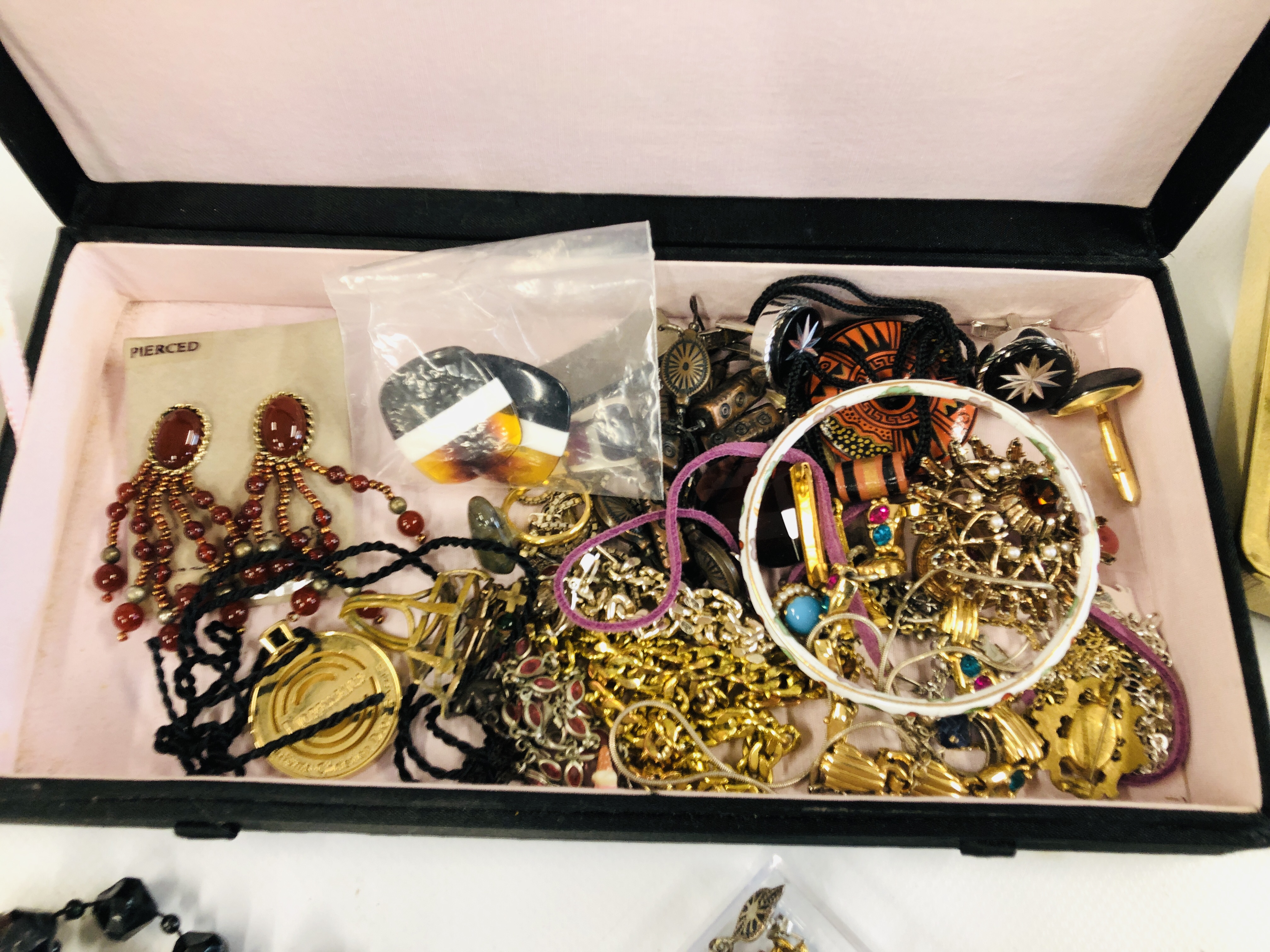 A TRAY OF MIXED DRESS JEWELLERY. - Image 5 of 7