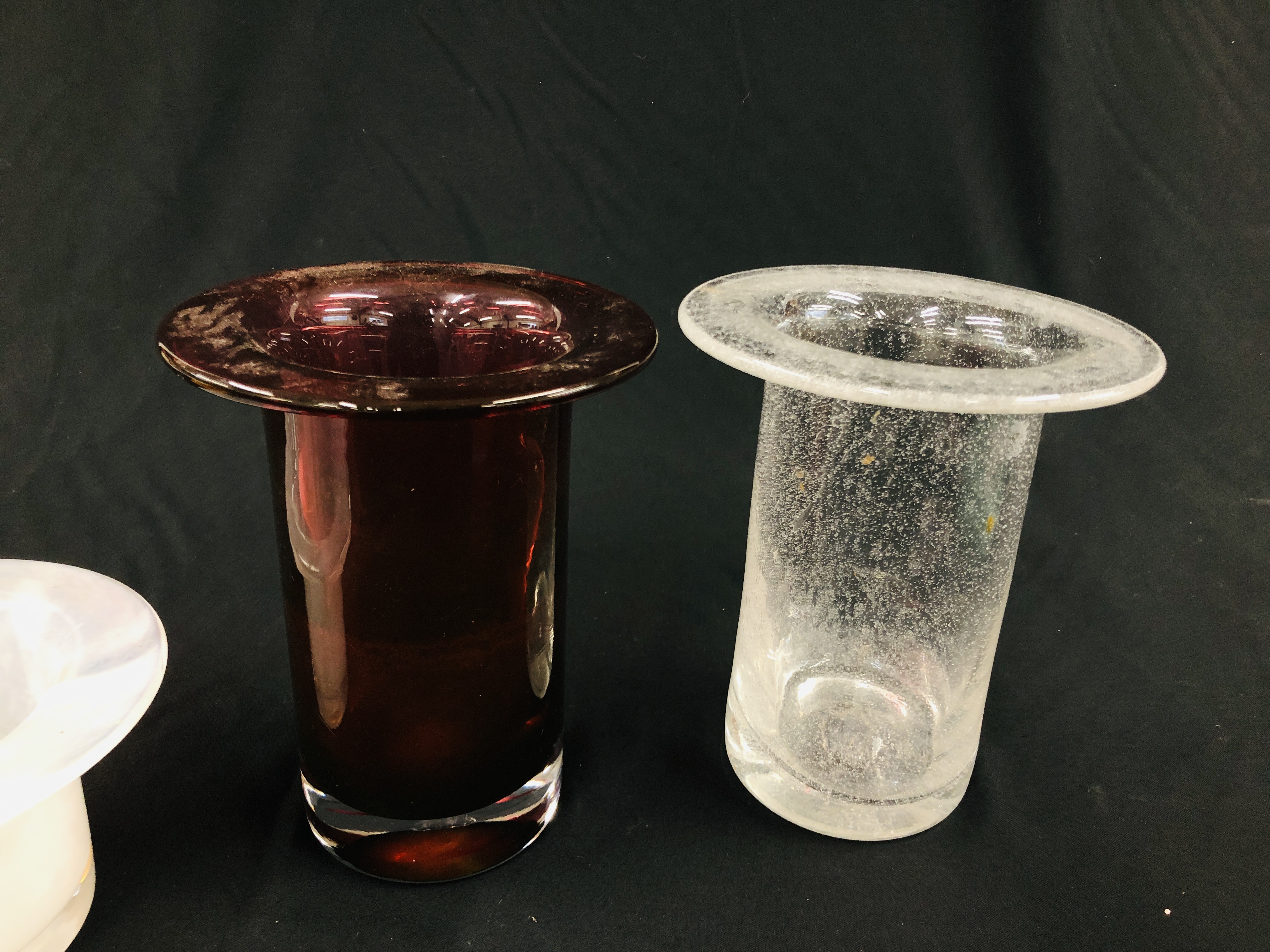TWO ART GLASS STUDIO VASES, TOP HAT DESIGN, ONE CLEAR GLASS WITH A BUBBLE EFFECT, - Image 5 of 6
