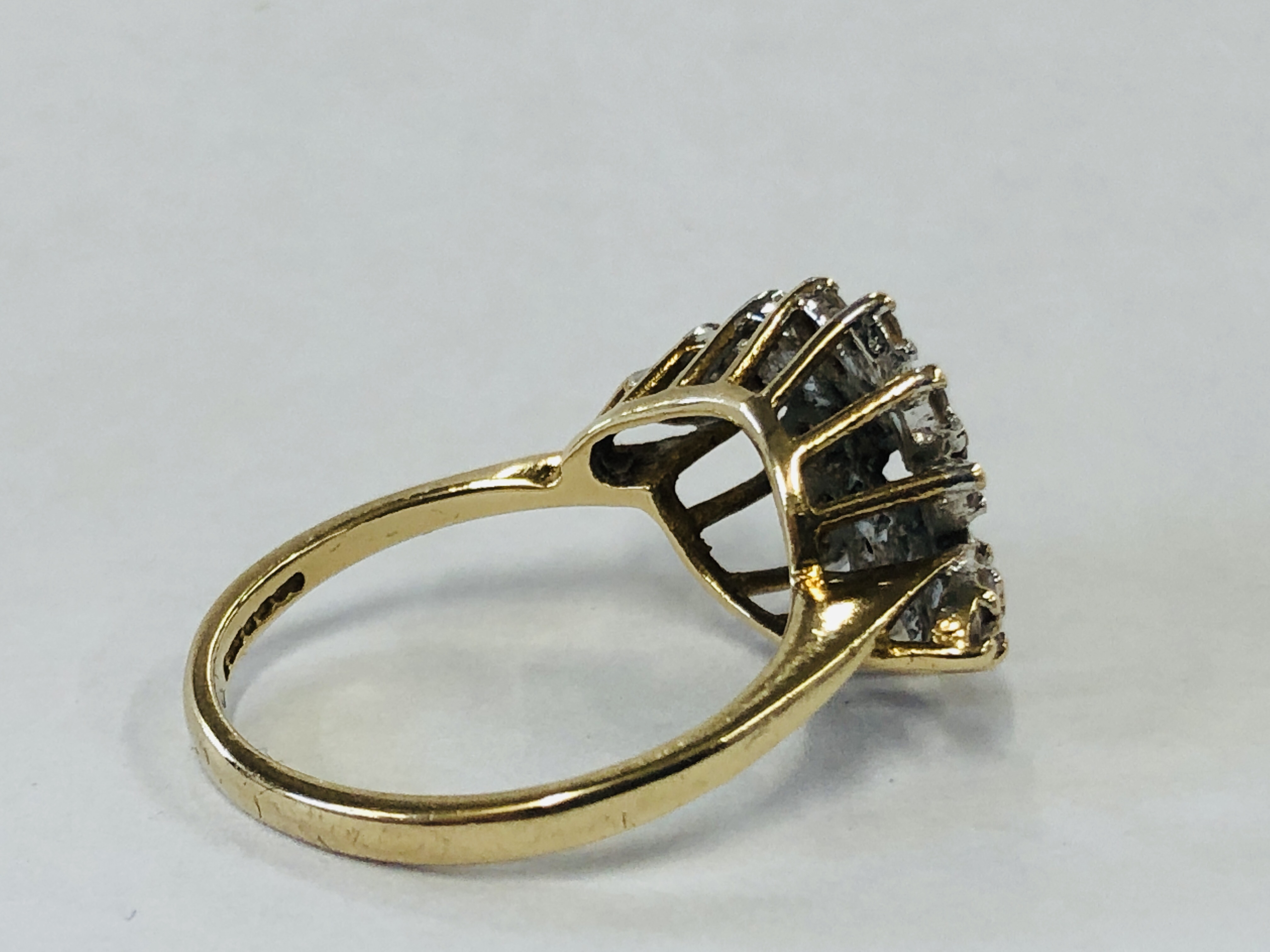 A 9CT GOLD DIAMOND CLUSTER RING. - Image 5 of 9