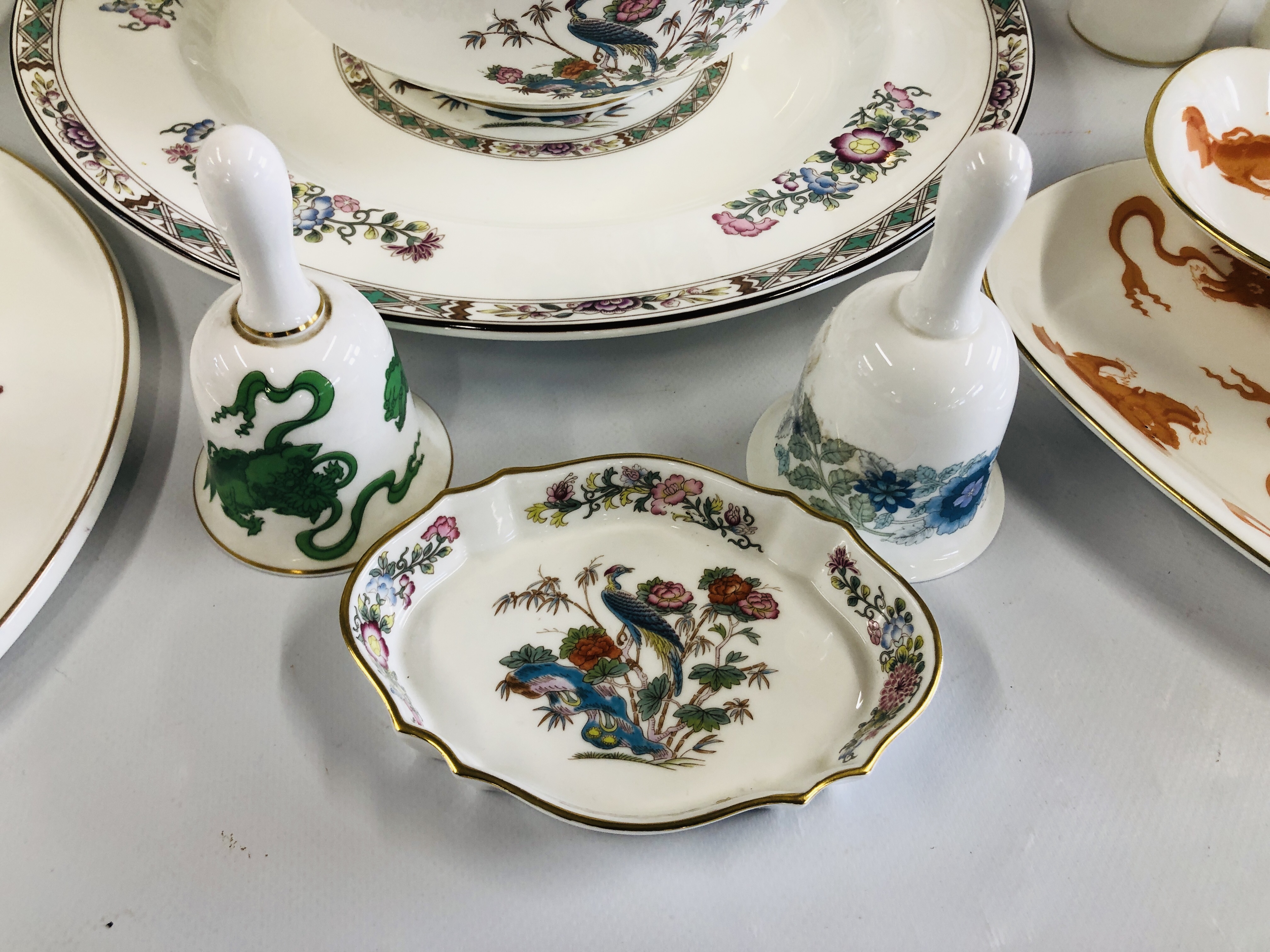 A COLLECTION OF "WEDGEWOOD" KUTANI CRANE CHINA TO INCLUDE A PAIR OF POTS, SERVING PLATE, - Image 10 of 12