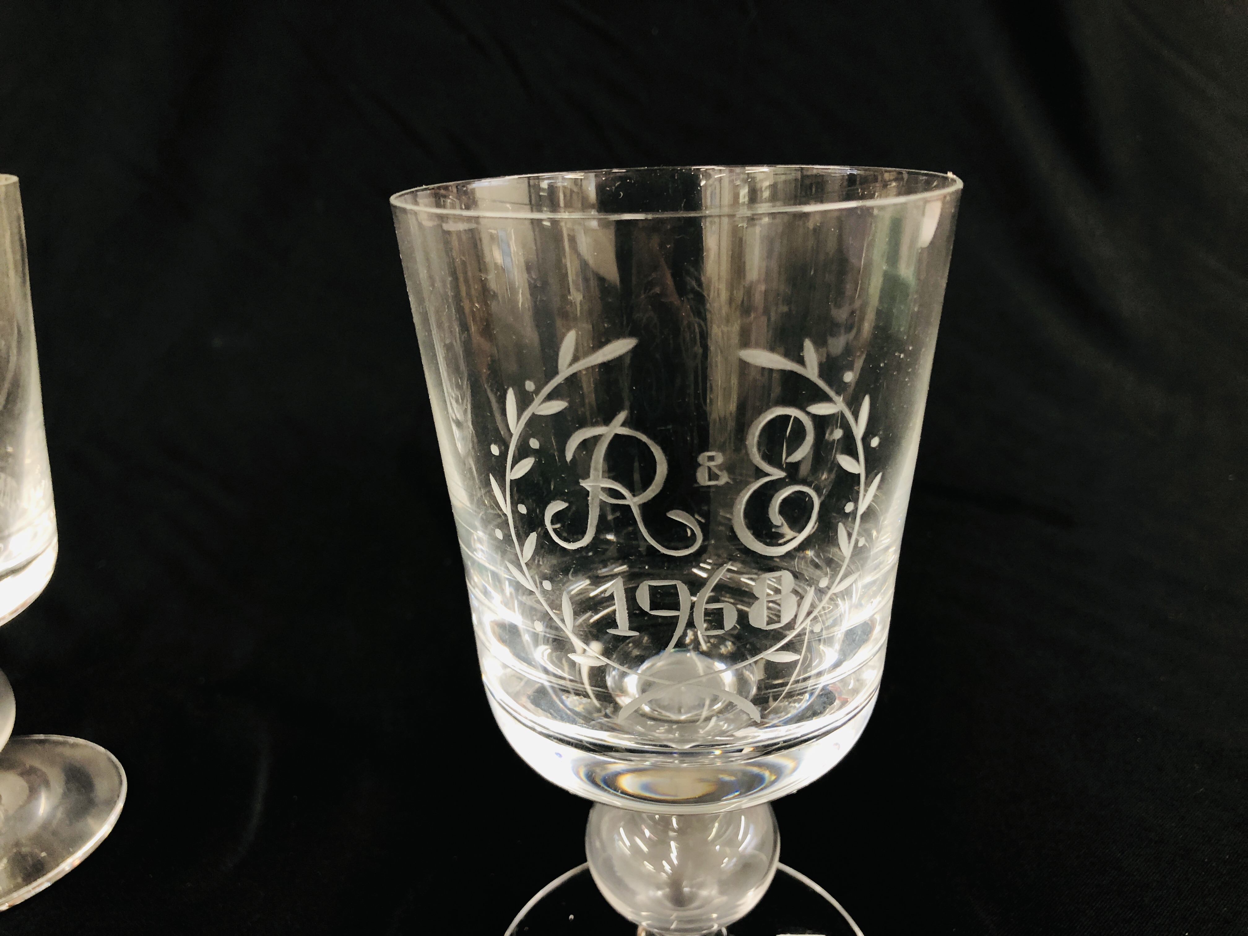 A GLASS GOBLET ENGRAVED AQUARIUS AND ANOTHER WITH MONOGRAM R & E 1968 APPROX 17CM H. - Image 8 of 9