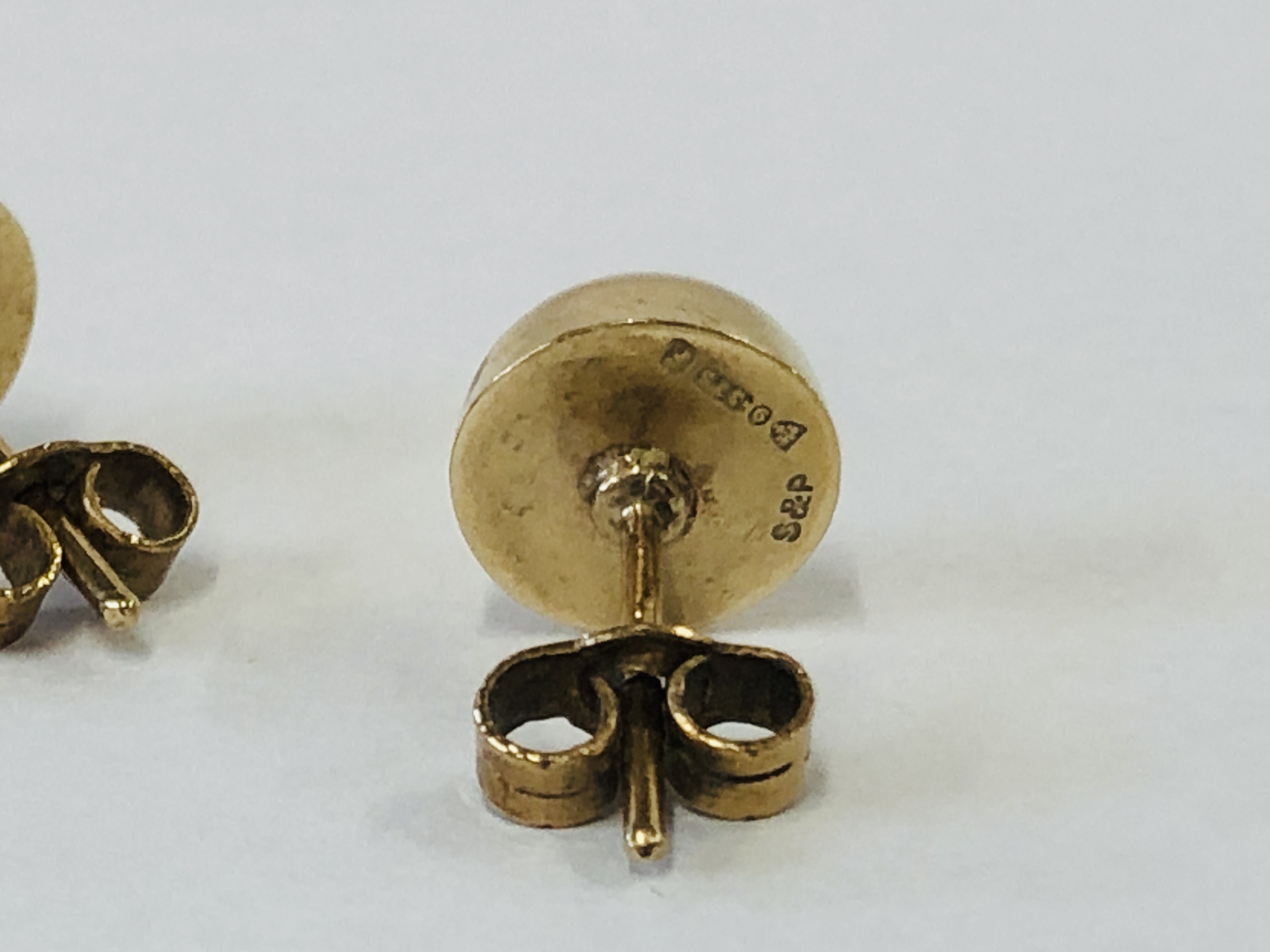 A PAIR OF 9CT GOLD STUD EARRINGS HALLMARKED CHESTER 1956. - Image 5 of 7