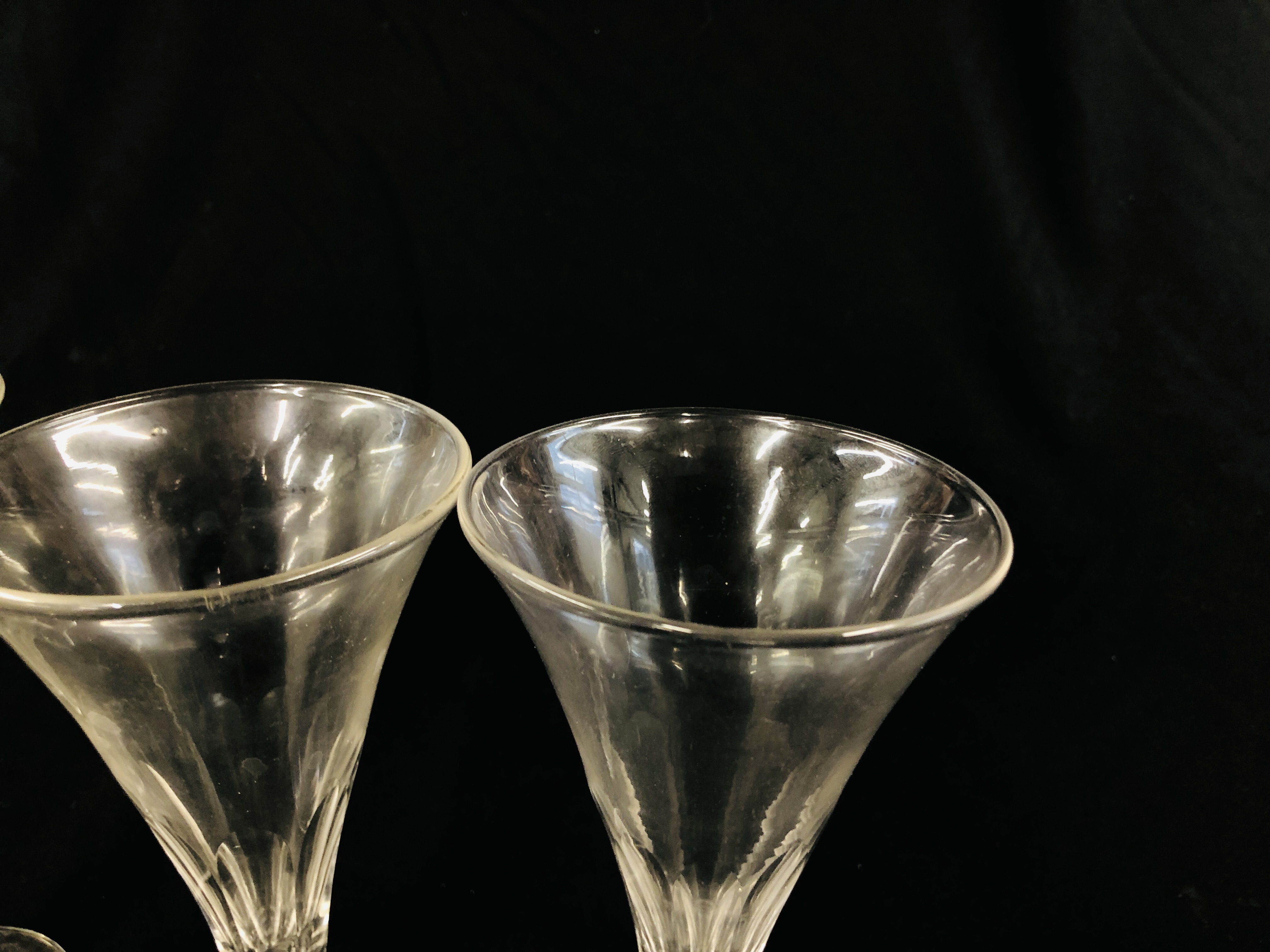 A GROUP OF 5 VINTAGE CONICAL GLASSES, PETAL SLICE CUT PANELS - APPROX H 17.3CM. - Image 4 of 6