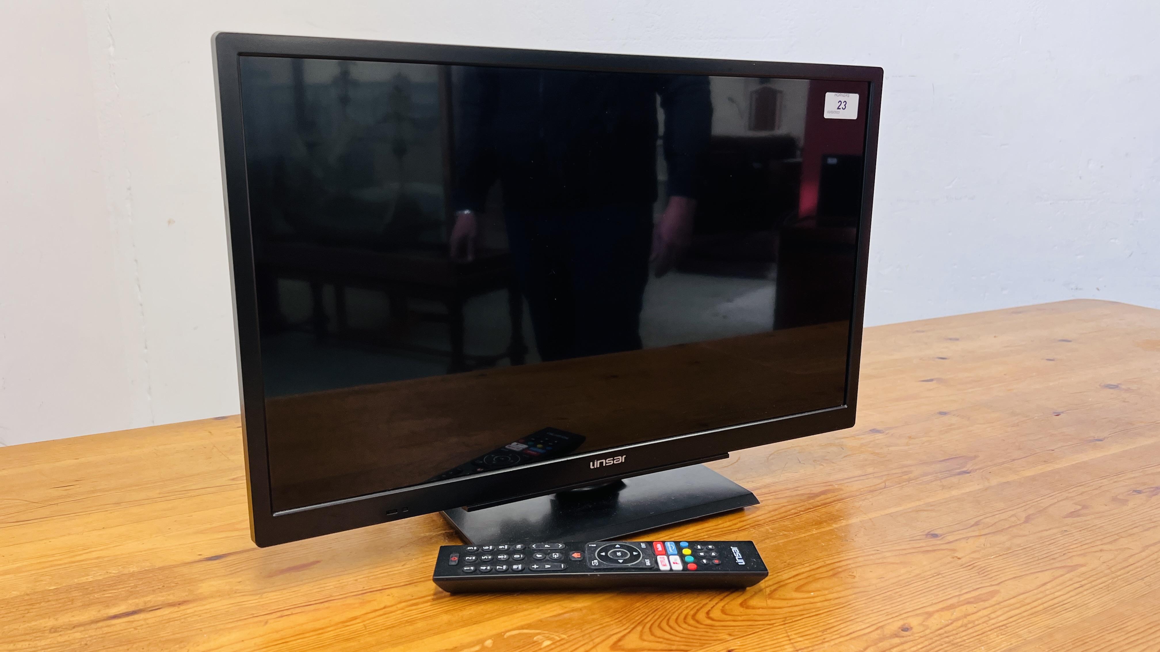 A LINSTAR 24" FLAT SCREEN TELEVISION SET - SOLD AS SEEN.