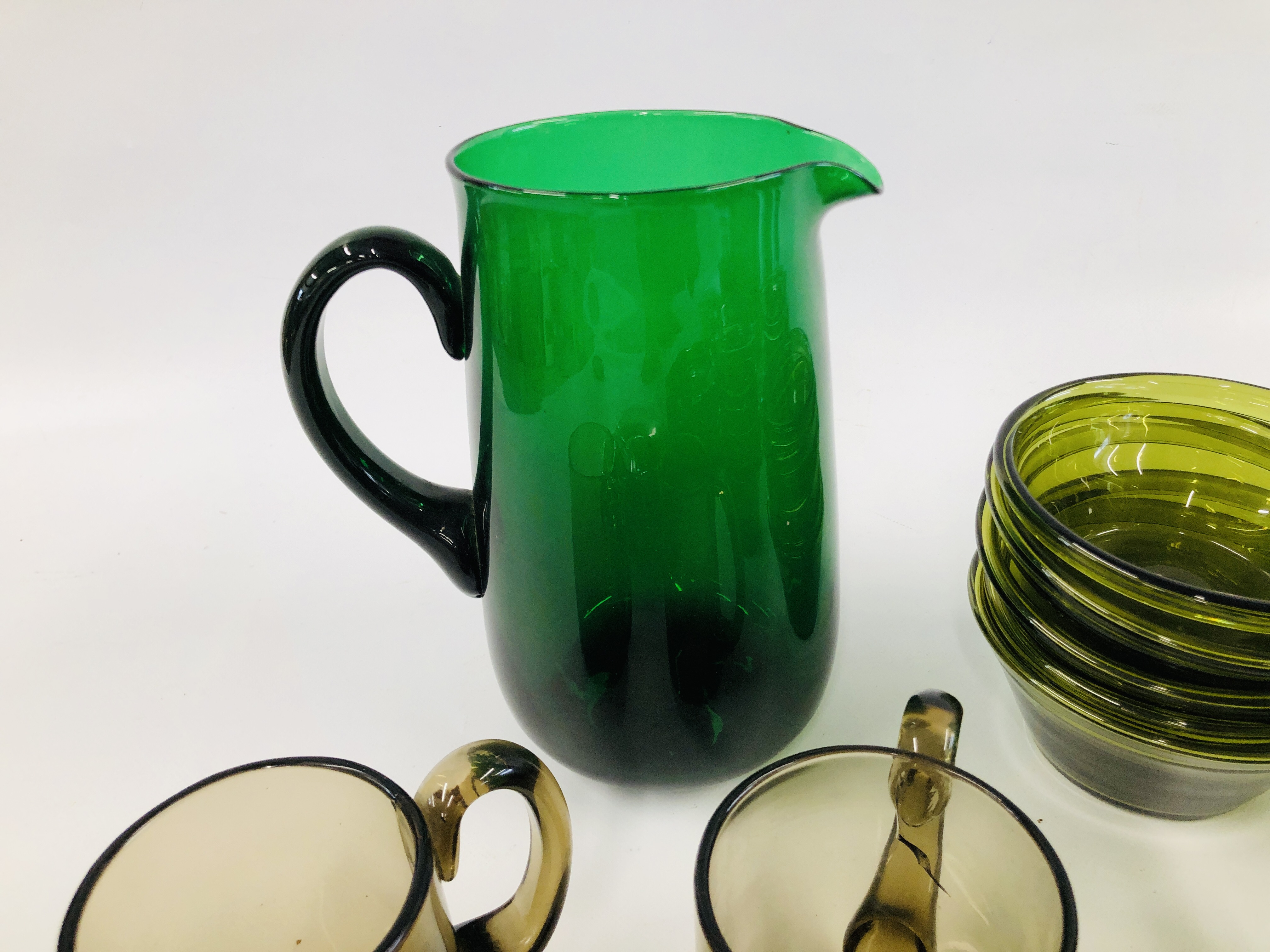 AN EXTENSIVE COLLECTION OF ASSORTED GREEN GLASSWARE TO INCLUDE STUDIO PLATES AND DRINKING GLASSES - Image 7 of 16