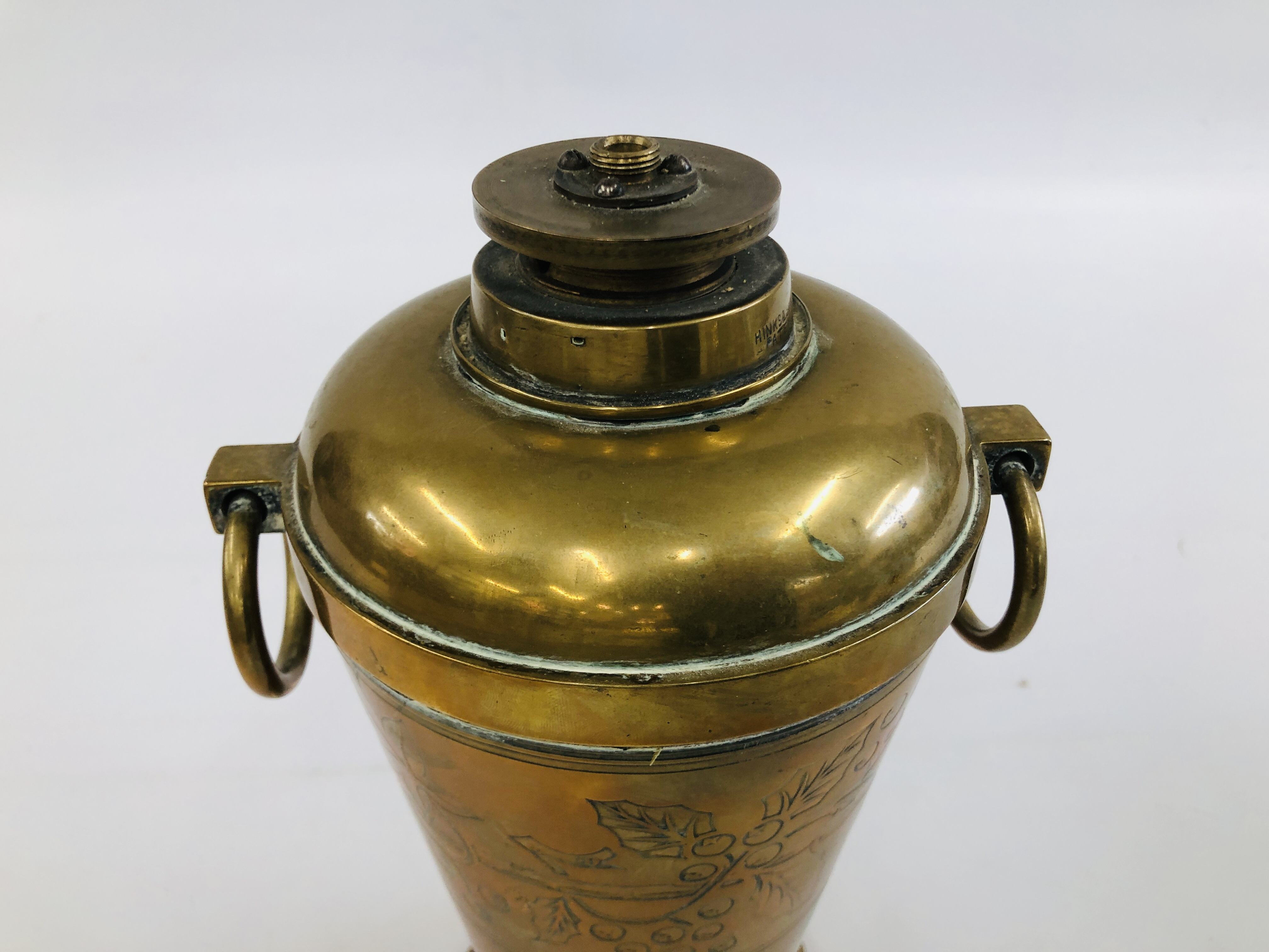 A VINTAGE BRASS OIL LAMP STAMPED WITH ORIGINAL MAKERS MARK "HINKS & SONS" PATENT - H 30CM. - Image 2 of 4