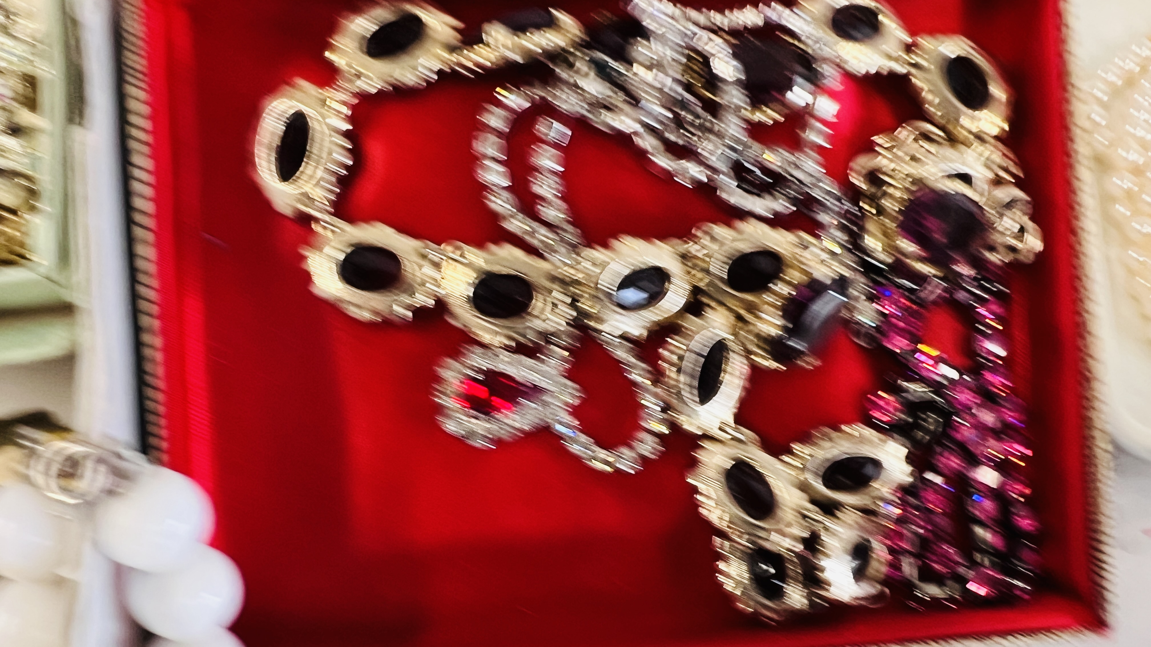 A TRAY OF ASSORTED COSTUME JEWELLERY TO INCLUDE SILVER EXAMPLES, BEADED NECKLACES, STUD EARRINGS, - Image 11 of 13