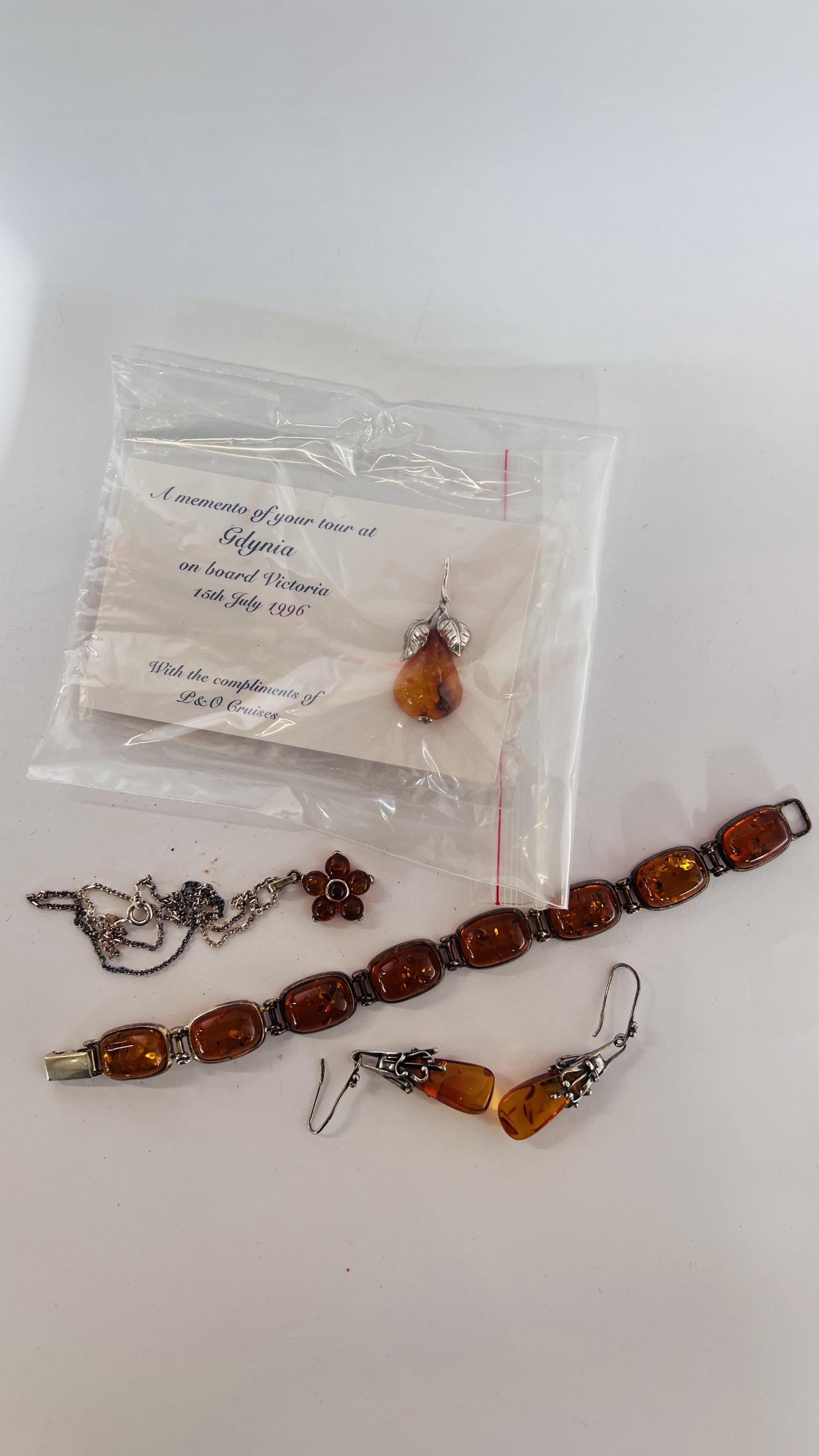 A GROUP OF AMBER TYPE SILVER JEWELLERY TO INCLUDE BRACELET, DROP EARRINGS & A PENDANT NECKLACE.