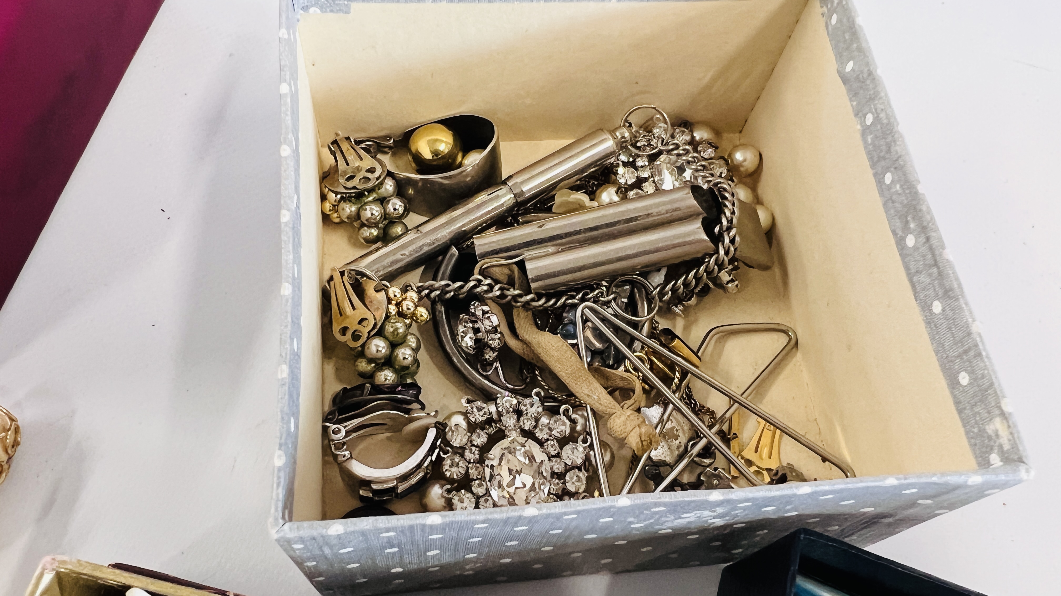 A BOX OF ASSORTED VINTAGE COSTUME JEWELLERY TO INCLUDE SIMULATED PEARLS, KELTON WRIST WATCH A/F, - Image 3 of 10