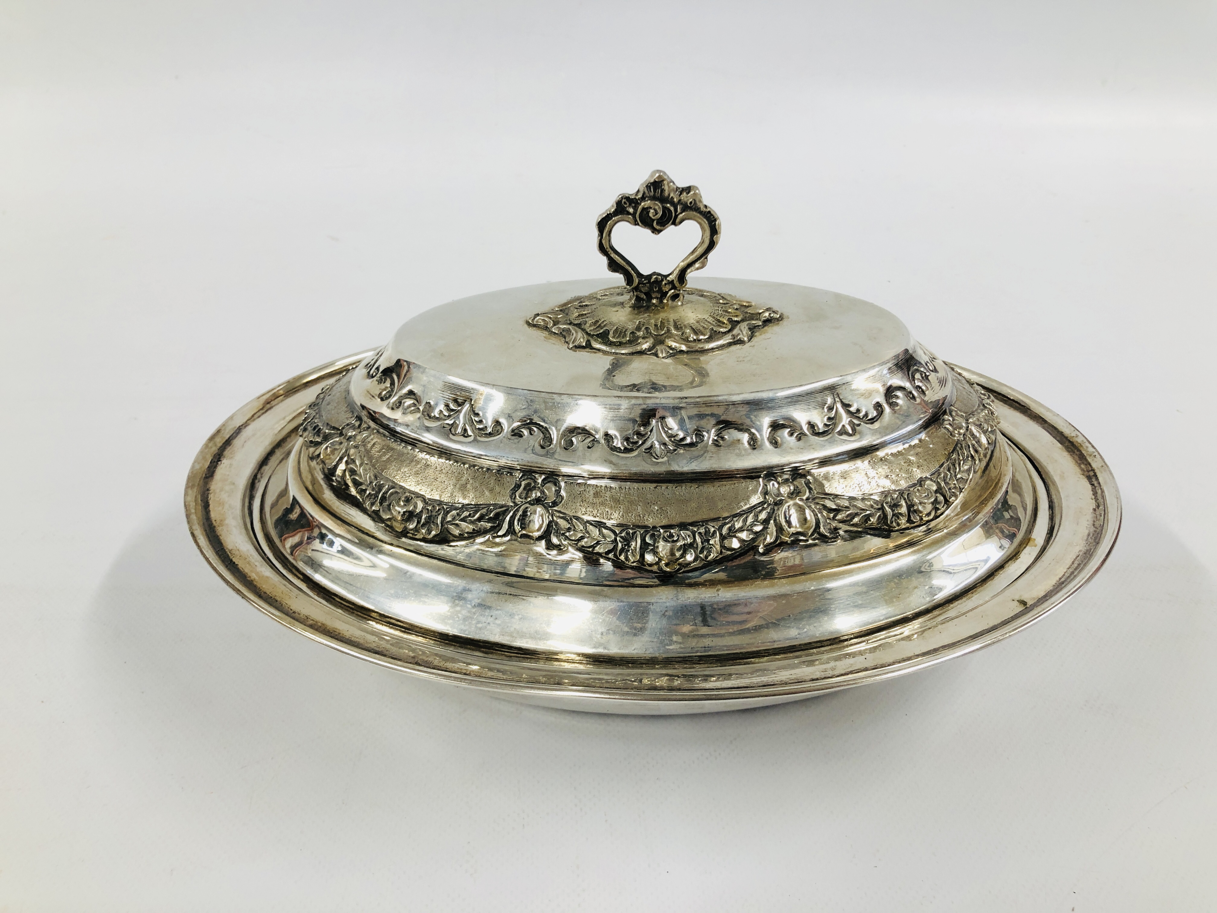 A CONTINENTAL SILVER OVAL TUREEN AND COVER, DECORATED WITH GARLANDS, BASE STAMPED 900, L 30.