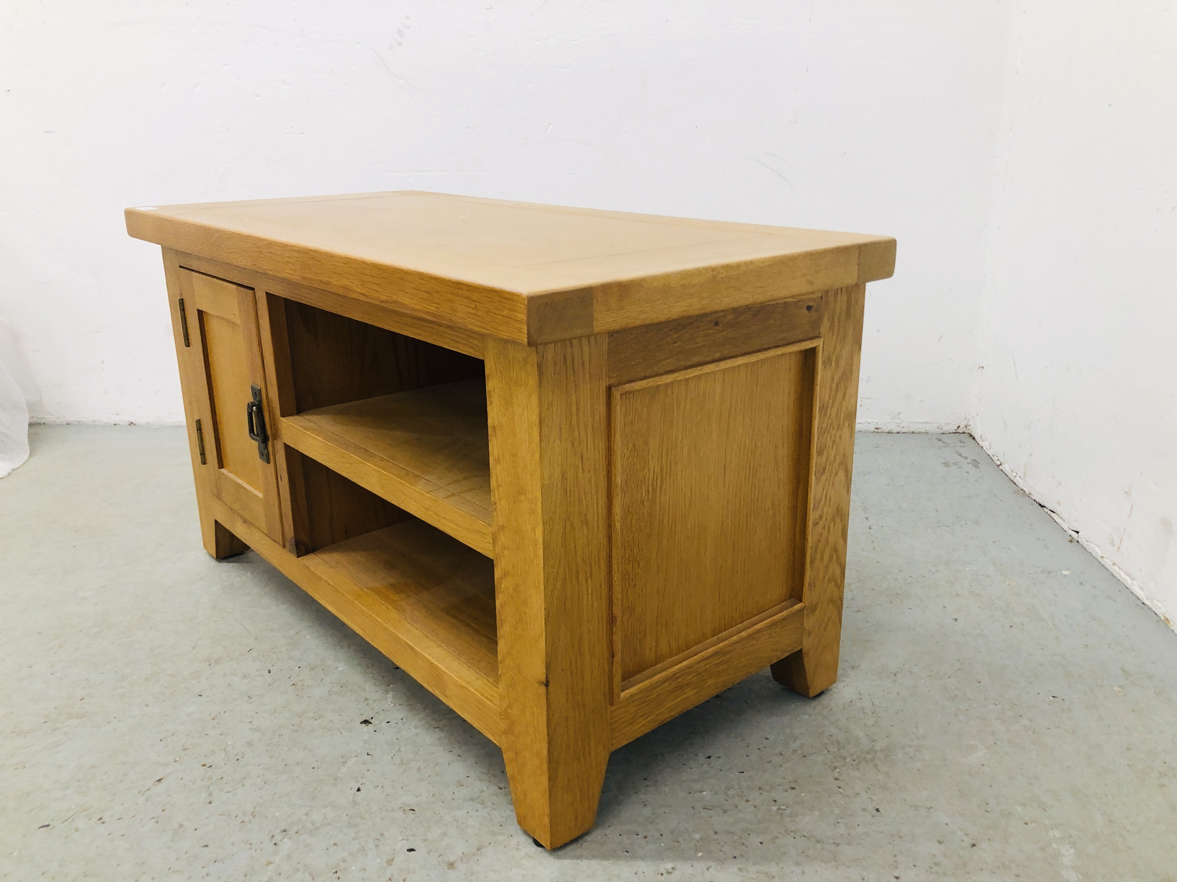 A MODERN SOLID OAK TV STAND WITH SINGLE DOOR W 90CM X D 44CM X H 51CM. - Image 3 of 5