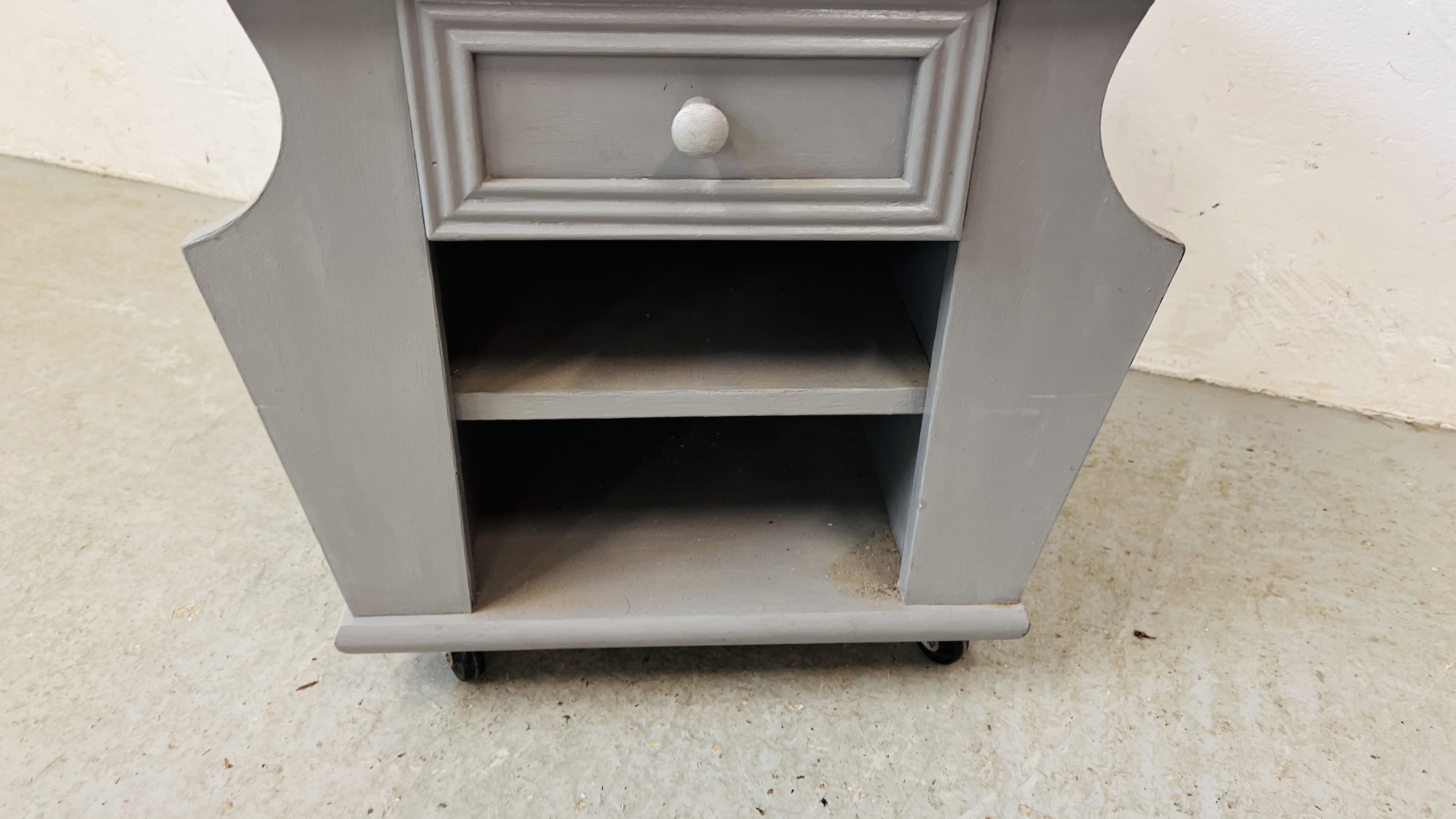 A GREY MODERN PAINTED OAK SINGLE DRAWER MAGAZINE TIDY SIDE TABLE W 51CM X D 45CM X H 49CM. - Image 3 of 5