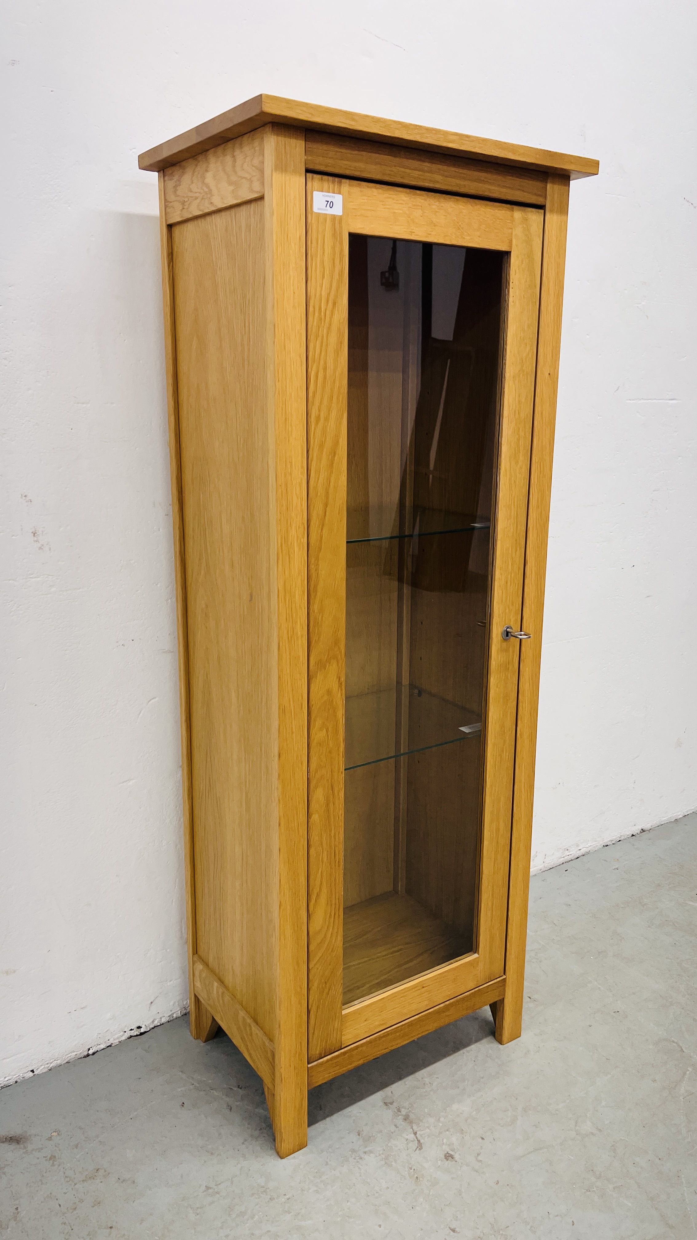 A SOLID LIGHT OAK MODERN TOWER DISPLAY CABINET WIDTH 51CM. HEIGHT 134CM. - Image 3 of 9