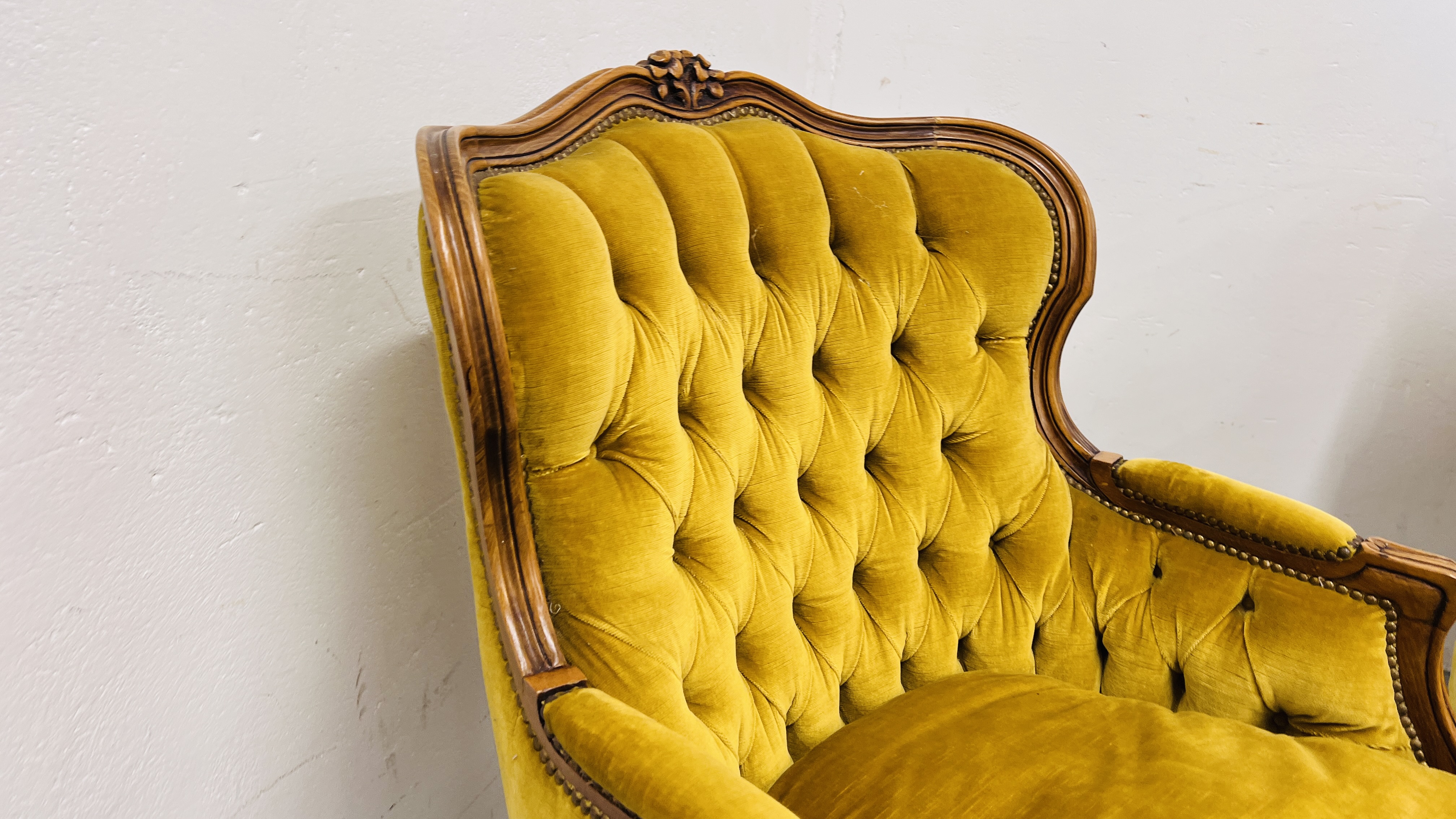 A CONTINENTAL STYLE THREE PIECE LOUNGE SUITE WITH GOLD VELOUR BUTTON BACK UPHOLSTERY (TRADE SALE - Image 11 of 14
