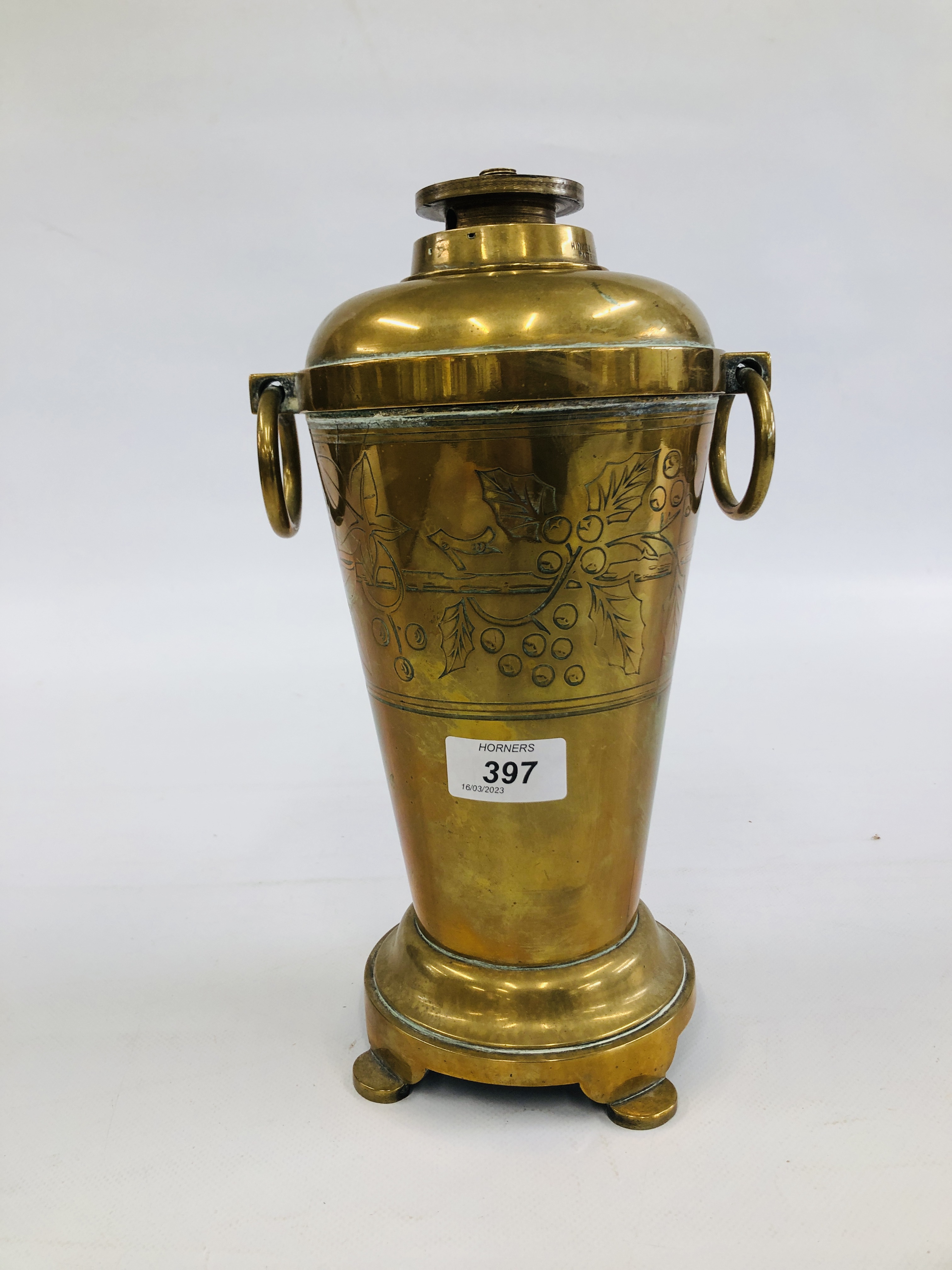 A VINTAGE BRASS OIL LAMP STAMPED WITH ORIGINAL MAKERS MARK "HINKS & SONS" PATENT - H 30CM.