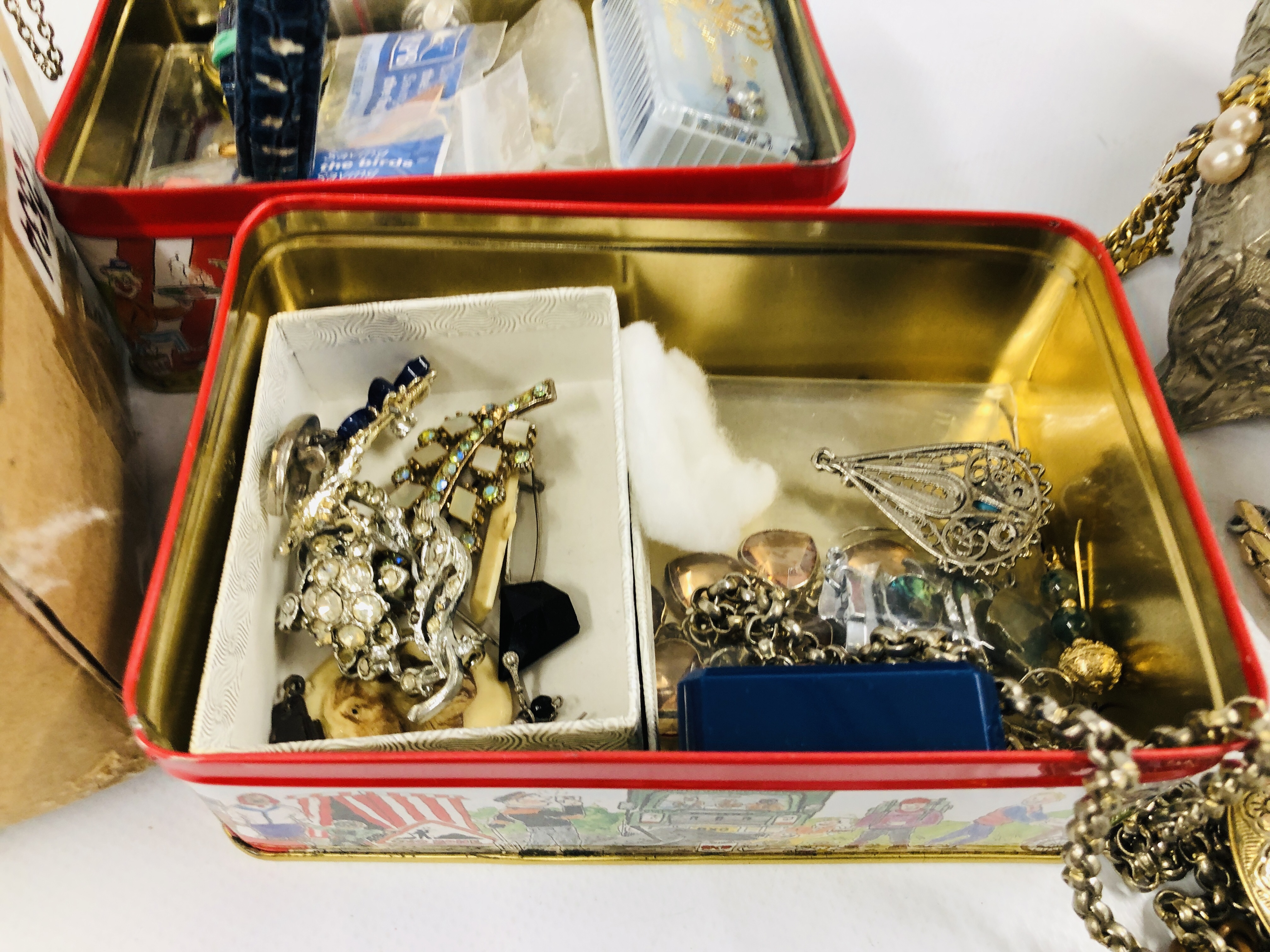 A BOX CONTAINING AN EXTENSIVE COLLECTION OF ASSORTED VINTAGE AND MODERN COSTUME JEWELLERY - RINGS, - Image 7 of 12